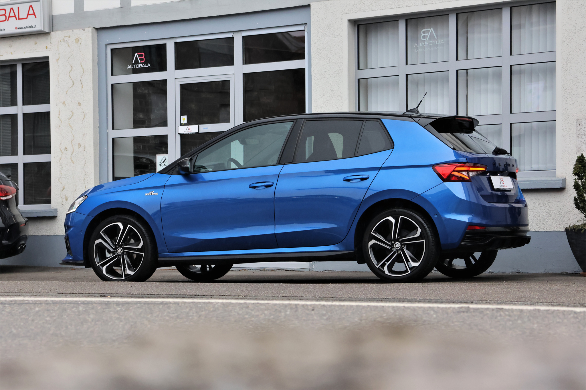 listing desktop thumbnail image 3