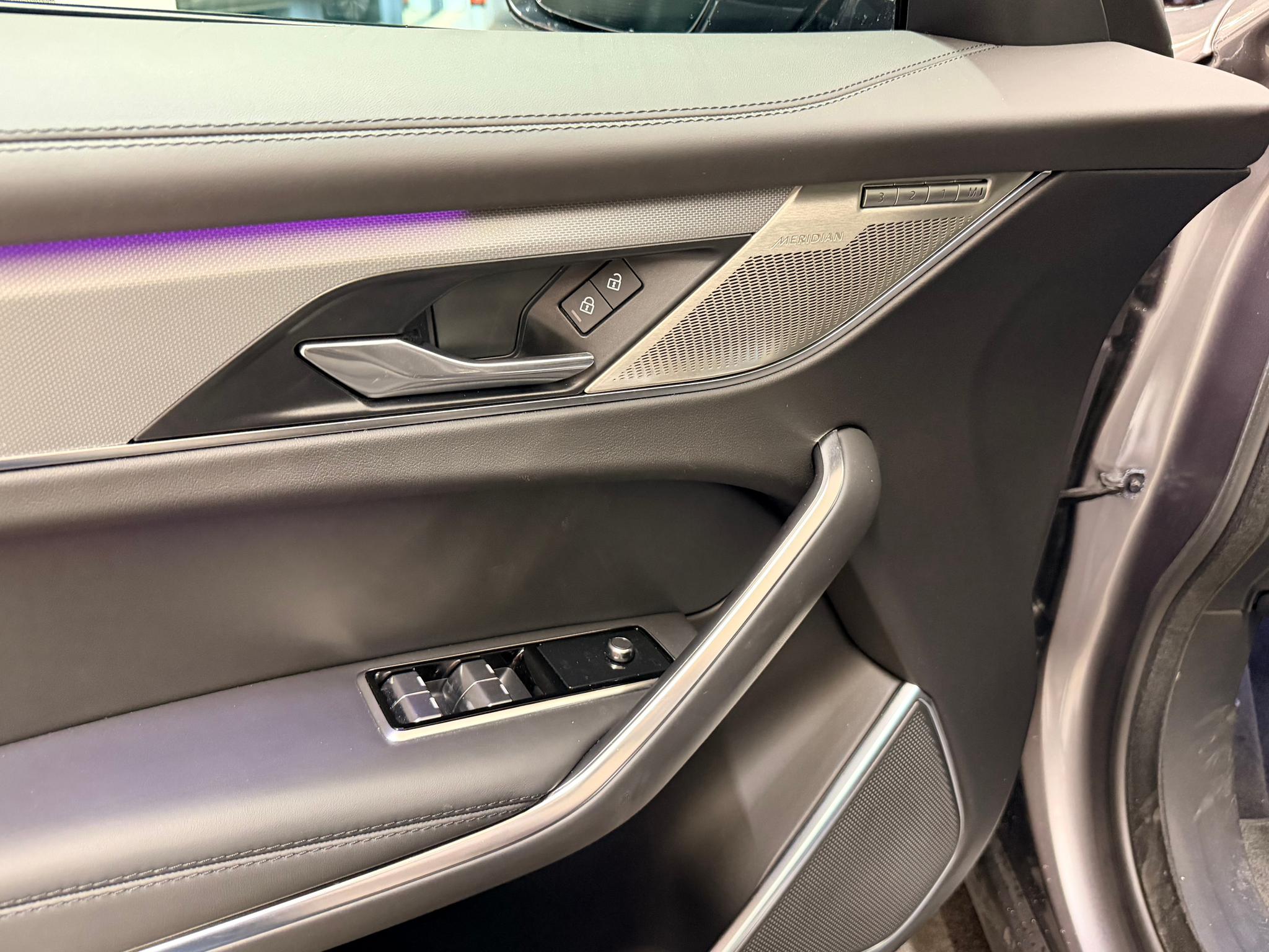 listing desktop thumbnail image 12