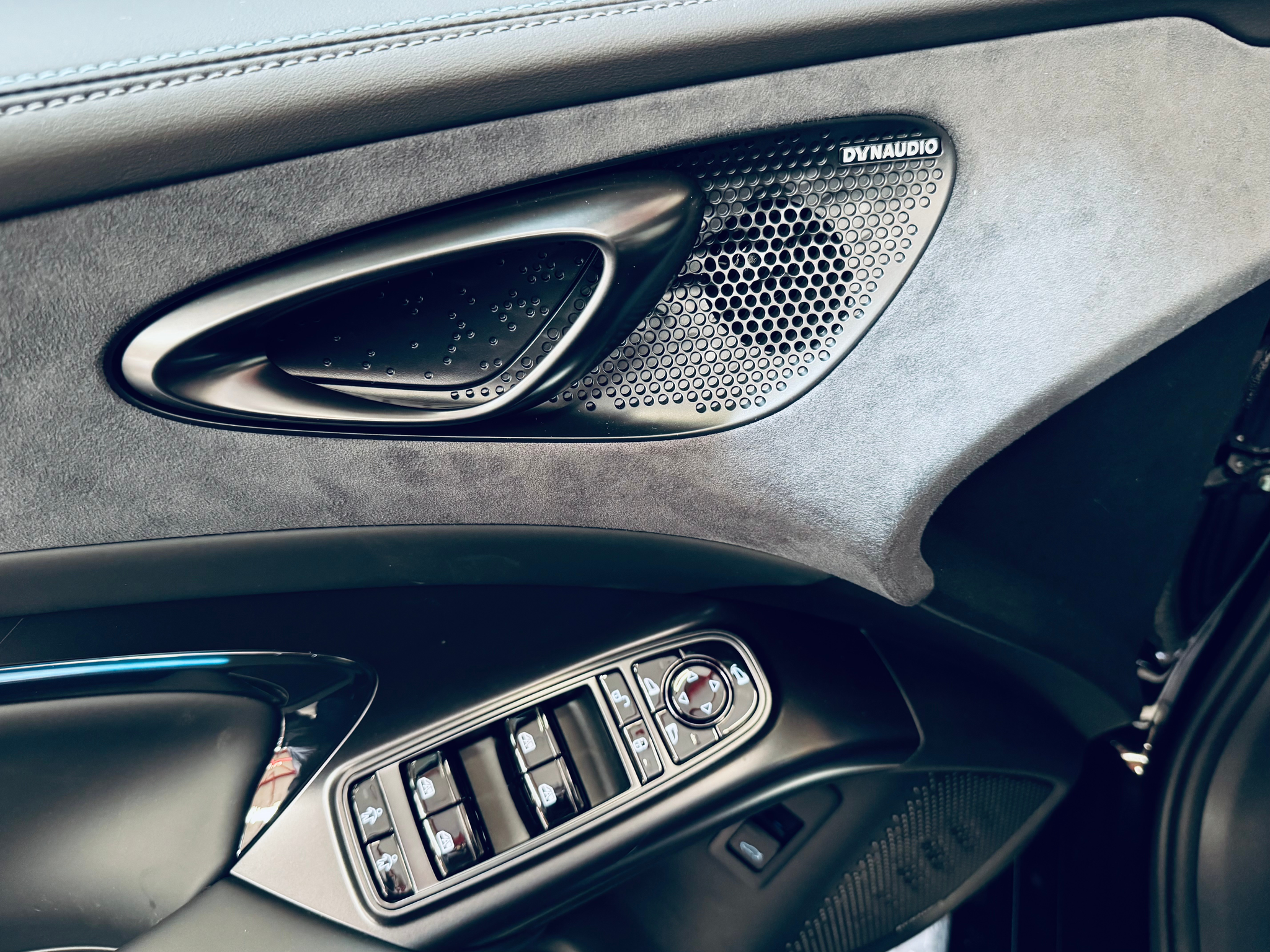 listing desktop thumbnail image 4