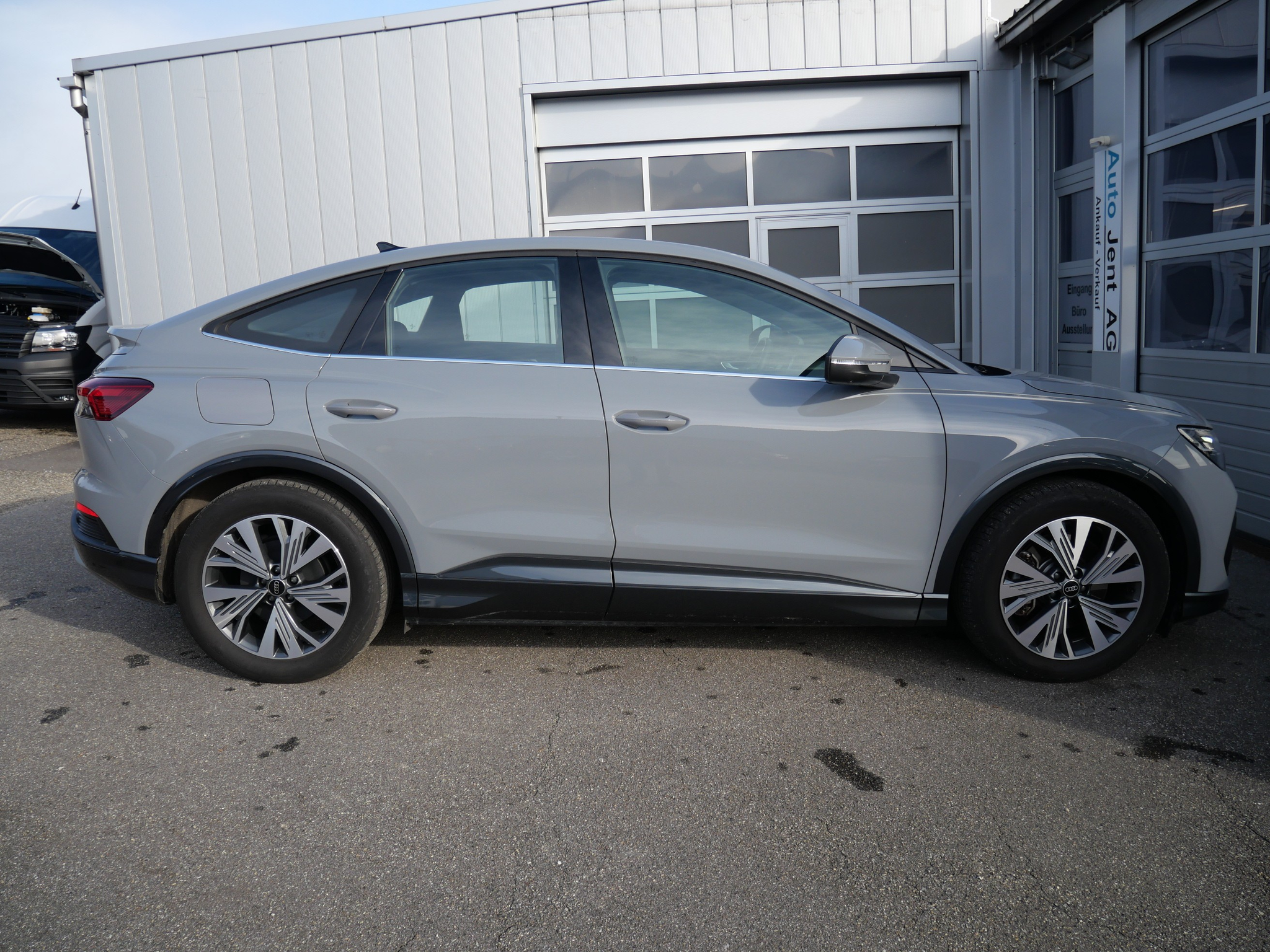 listing desktop thumbnail image 4