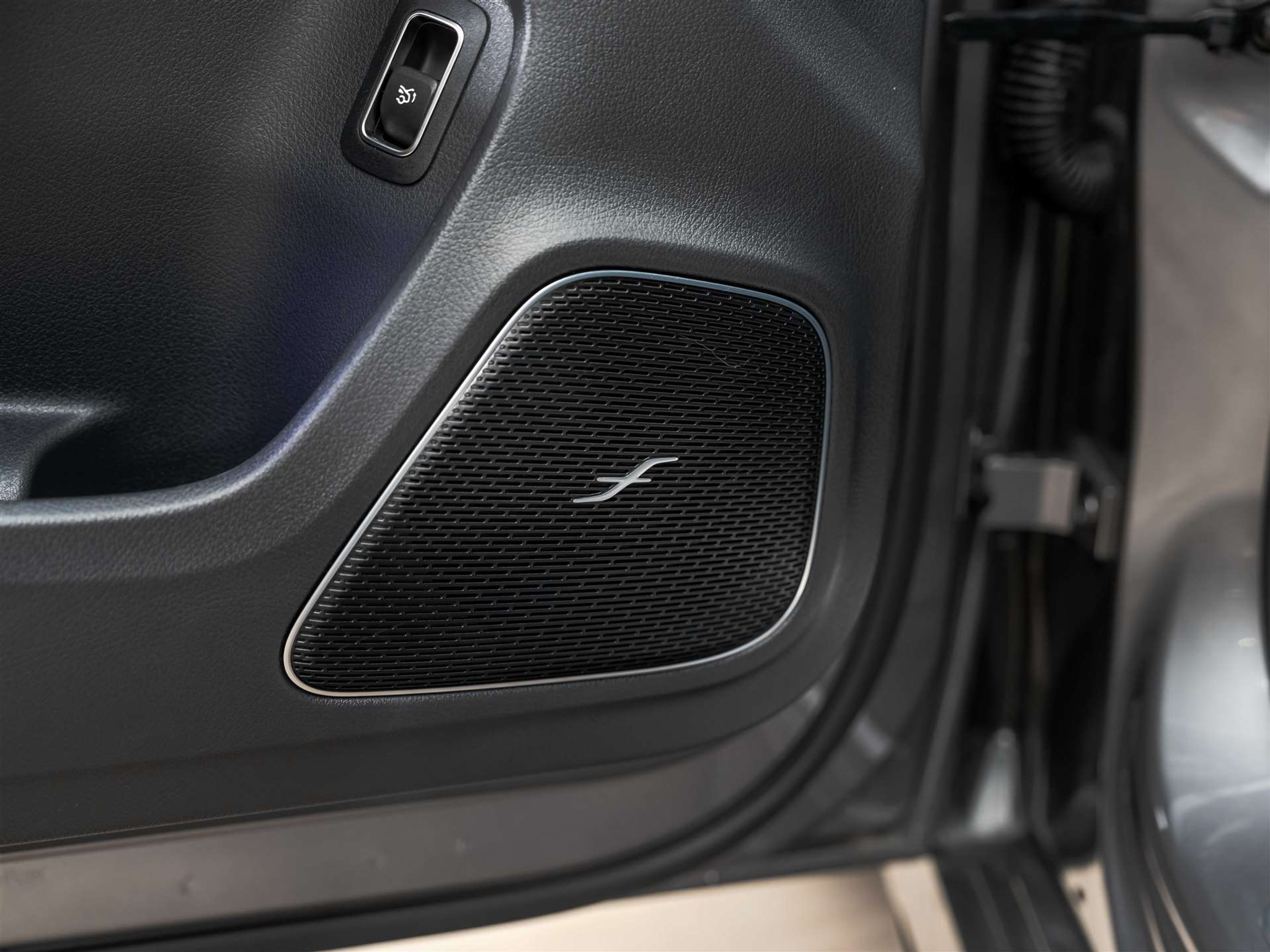 listing desktop thumbnail image 24