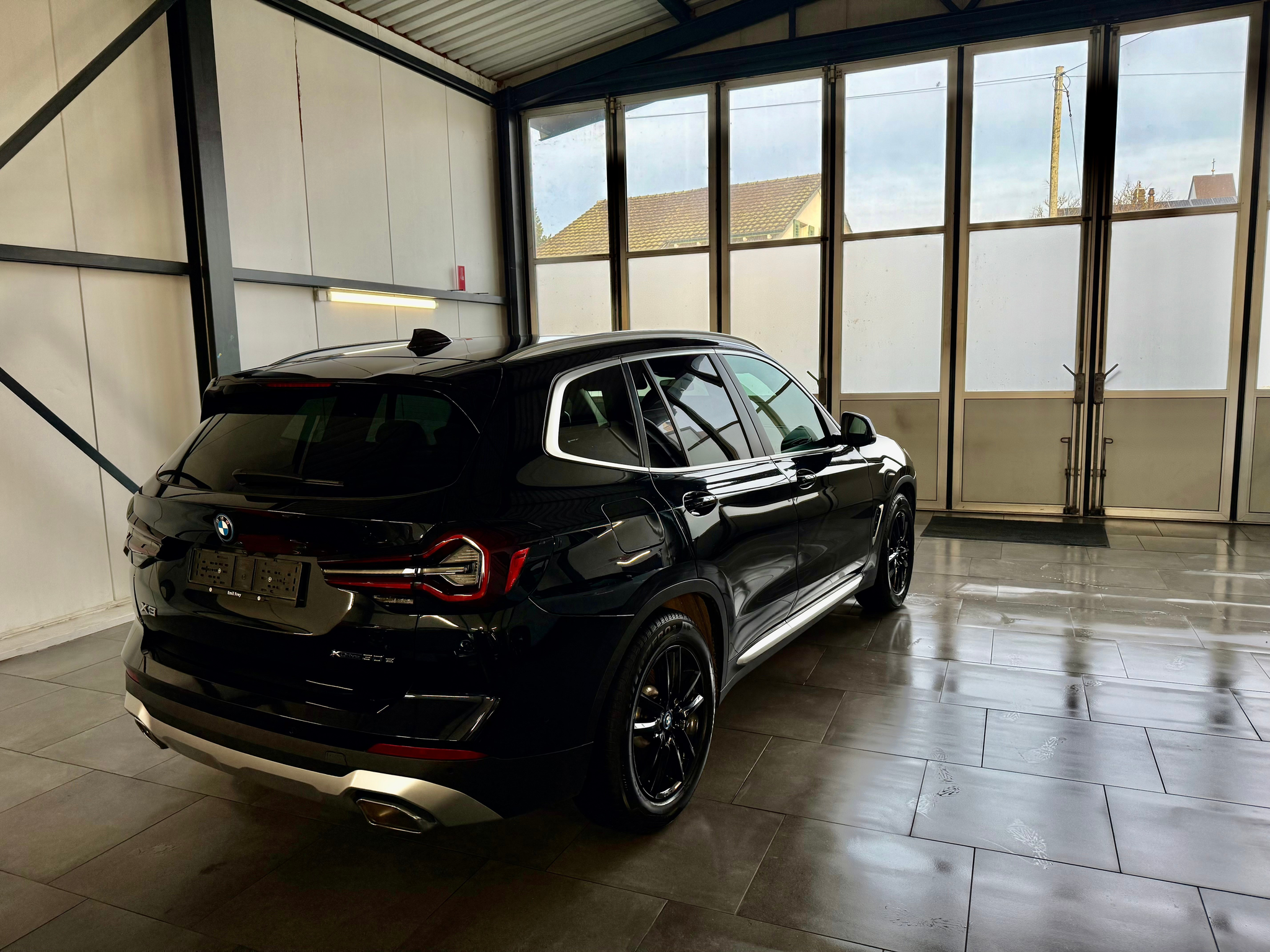 listing desktop thumbnail image 3