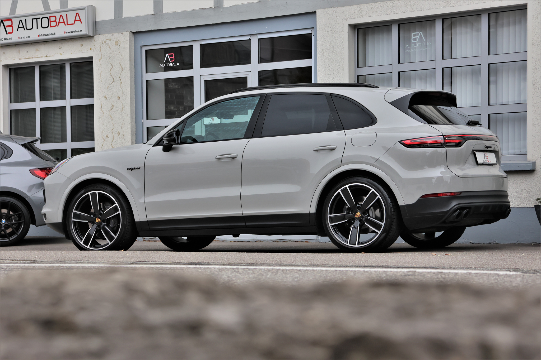 listing desktop thumbnail image 3