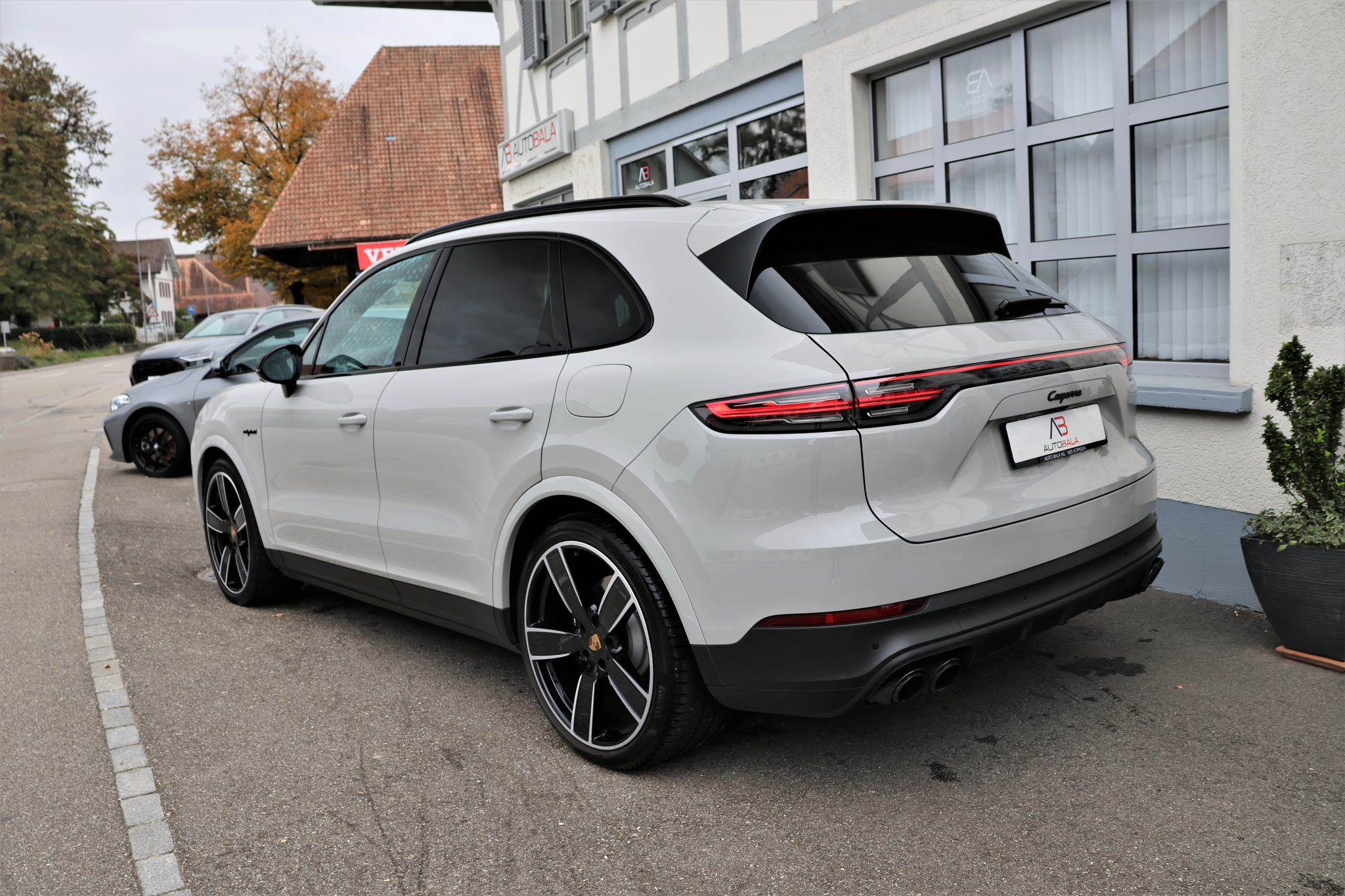 listing desktop thumbnail image 4