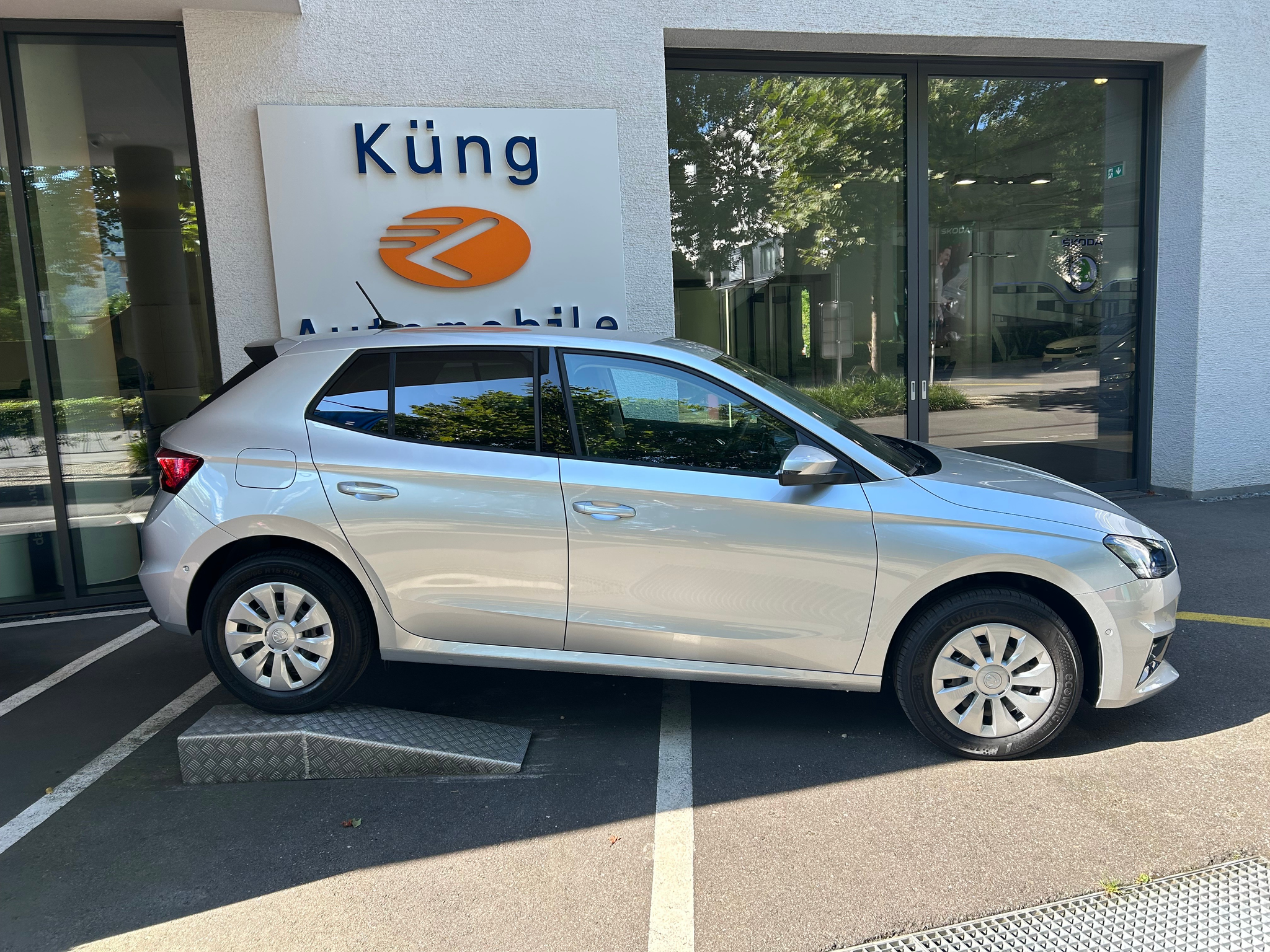 listing desktop thumbnail image 1