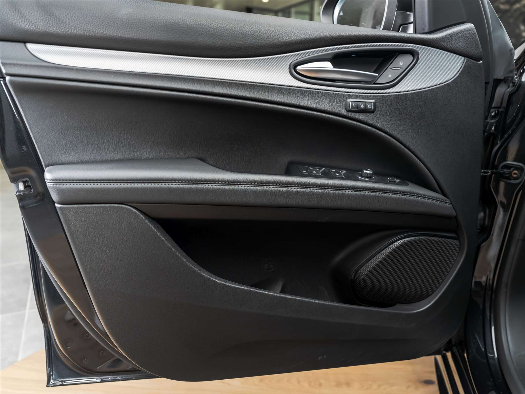 listing desktop thumbnail image 20