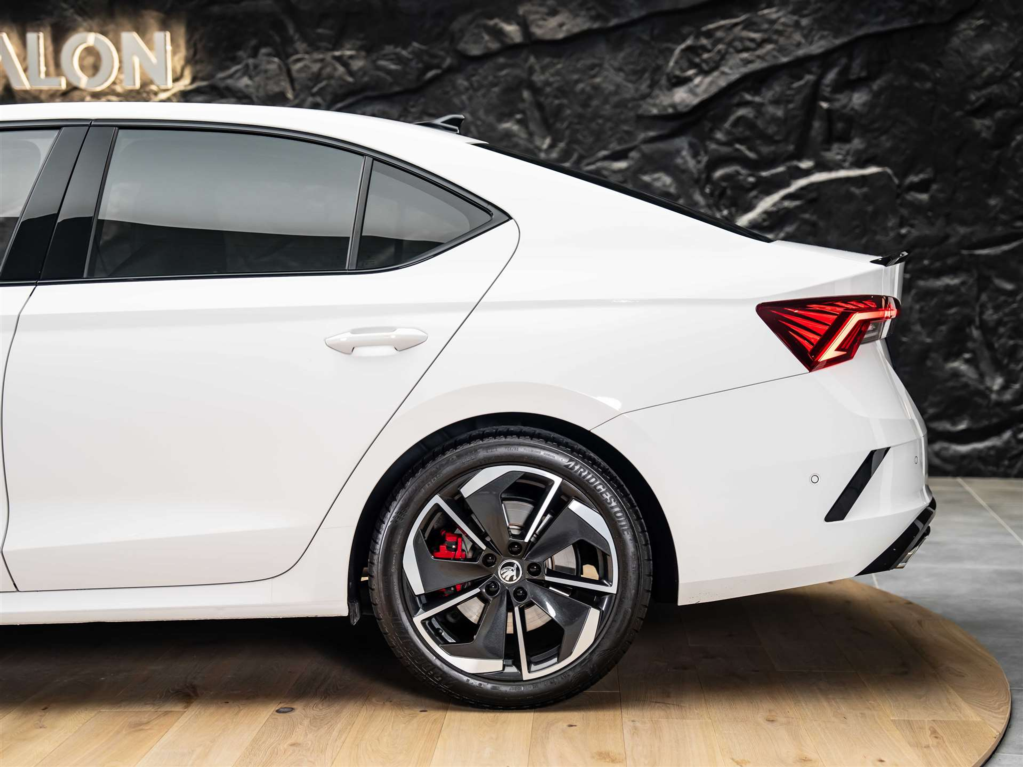 listing desktop thumbnail image 17