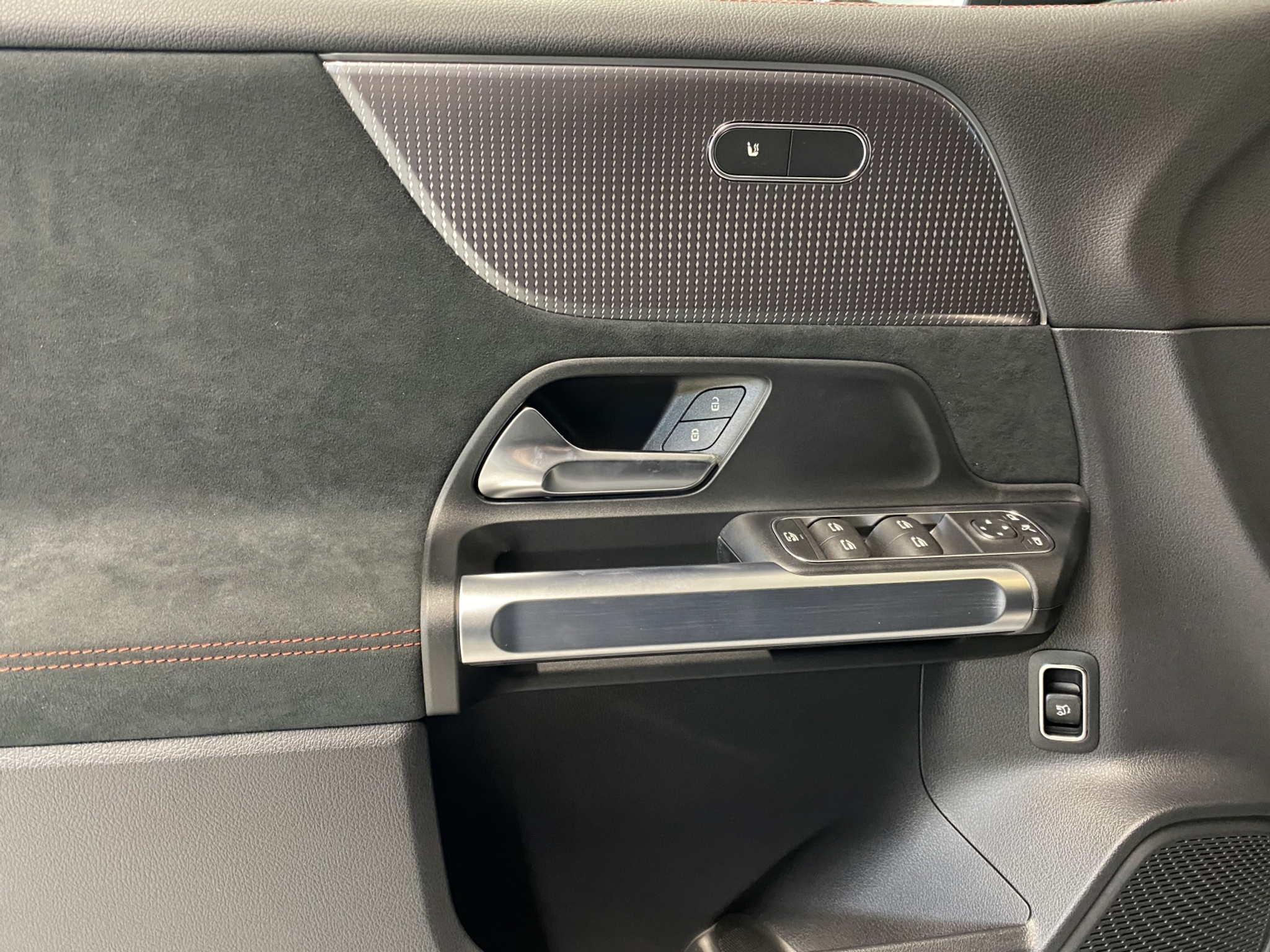 listing desktop thumbnail image 9