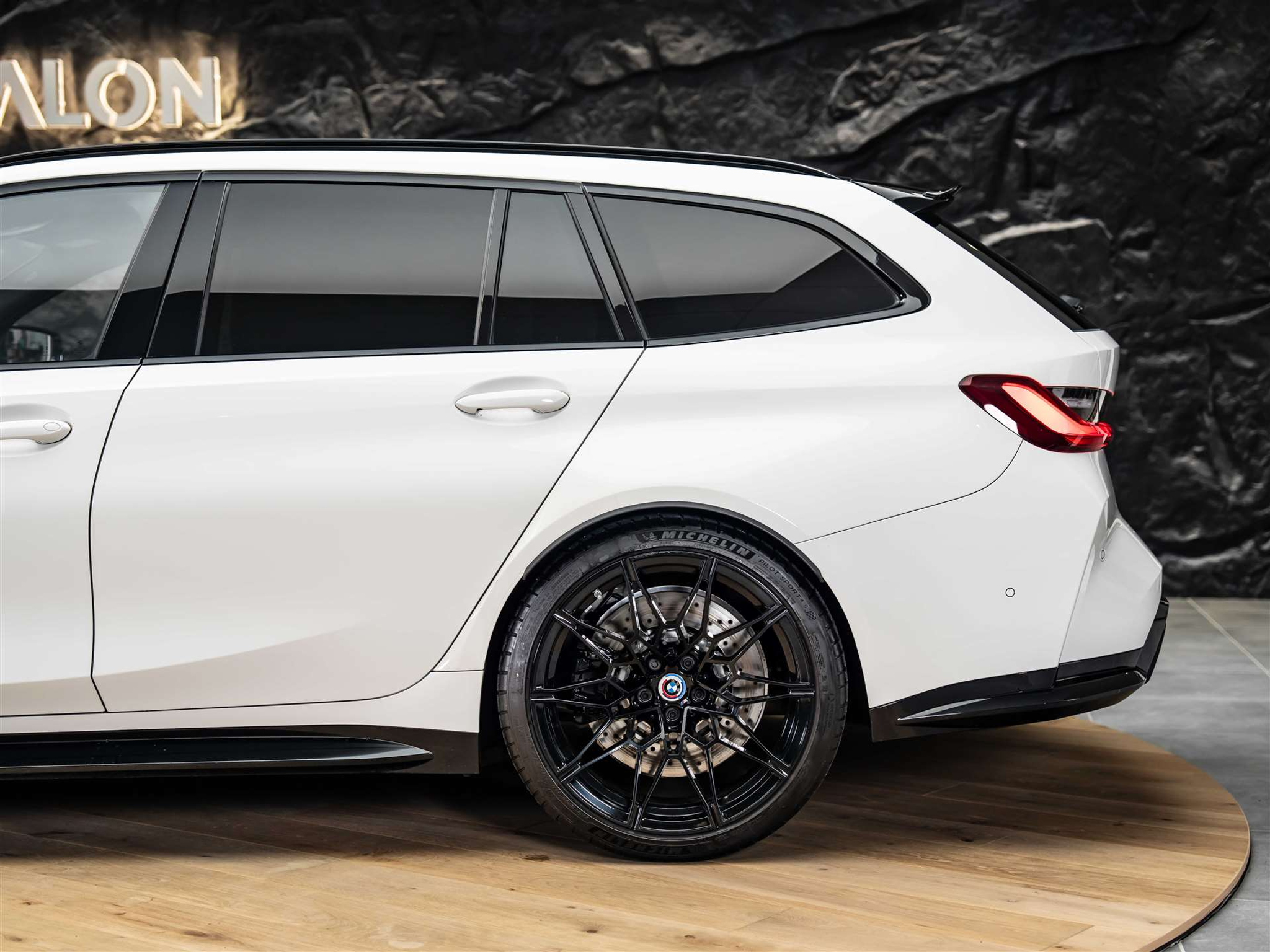 listing desktop thumbnail image 19