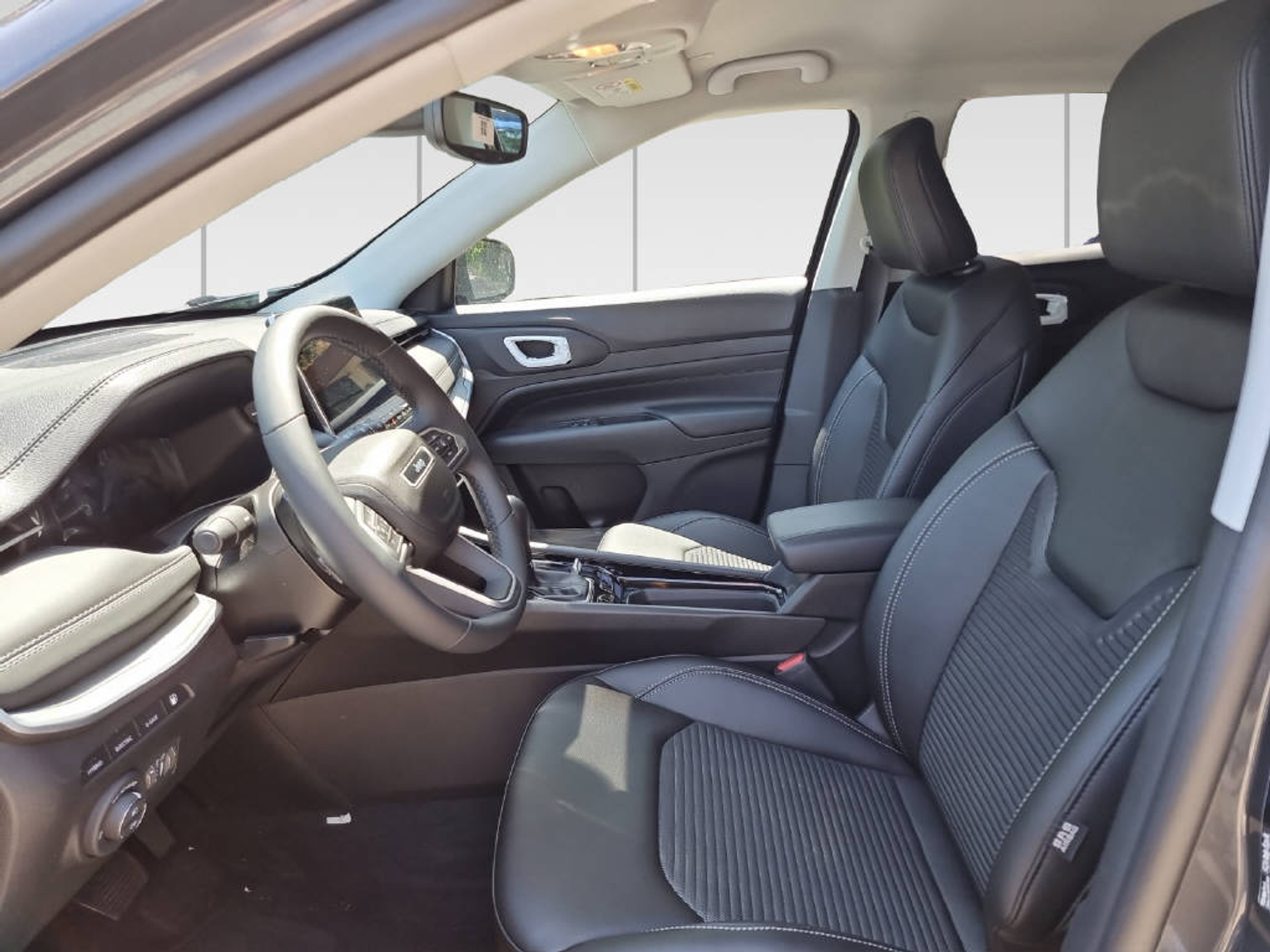 listing desktop thumbnail image 3