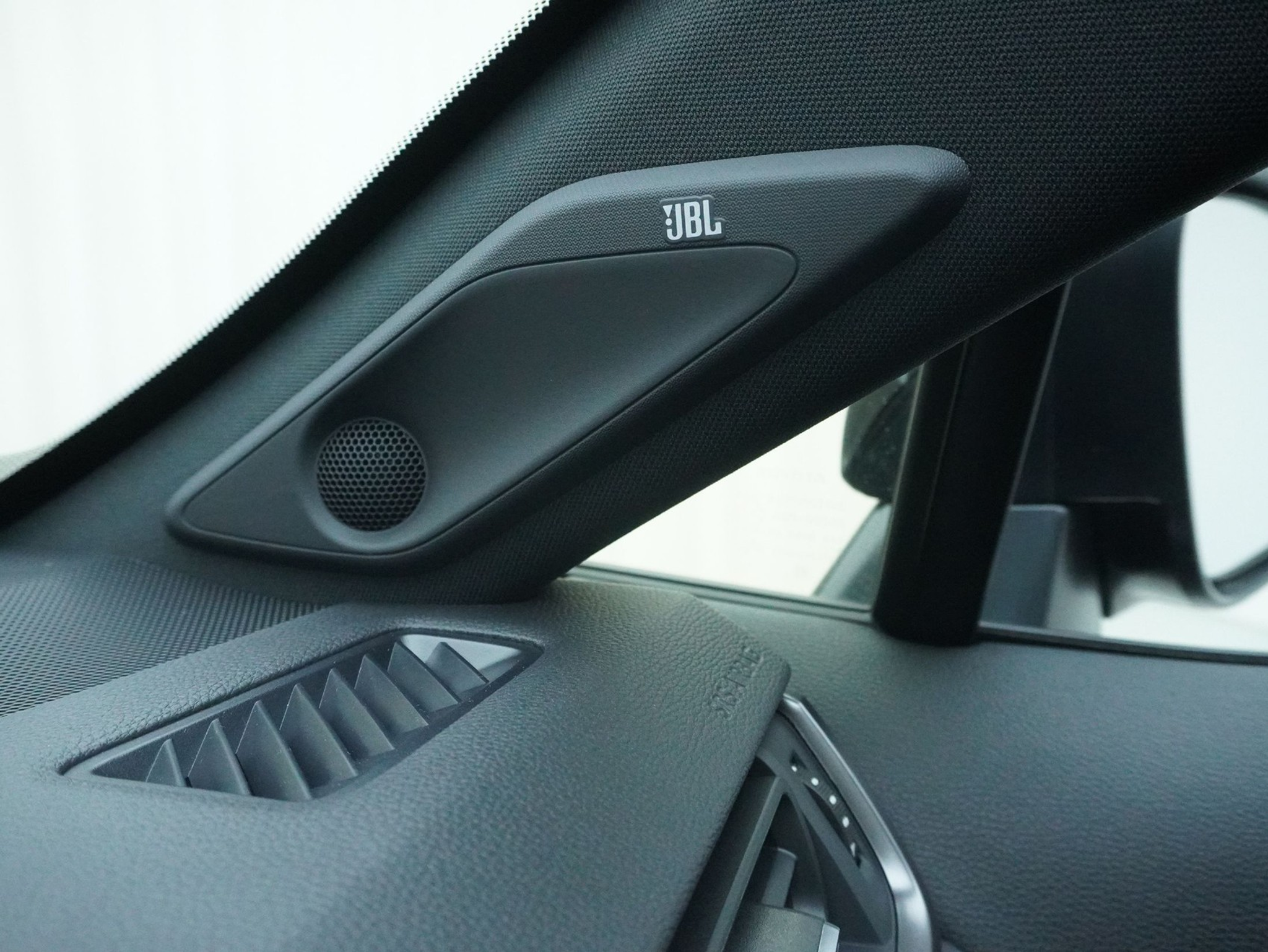 listing desktop thumbnail image 18