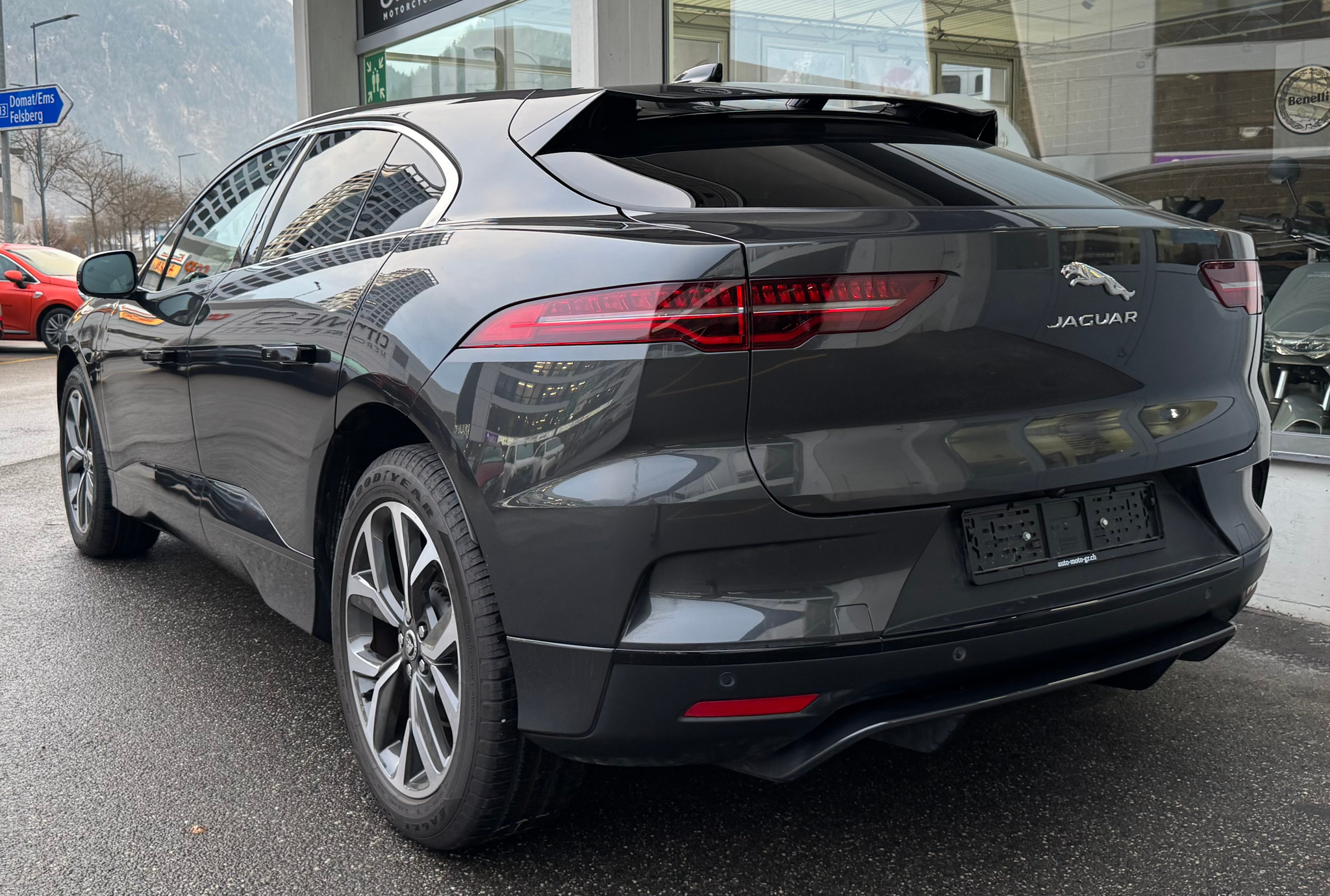 listing desktop thumbnail image 3