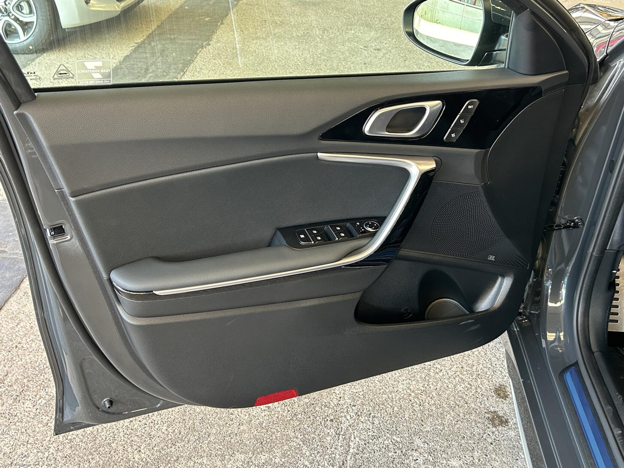 listing desktop thumbnail image 7