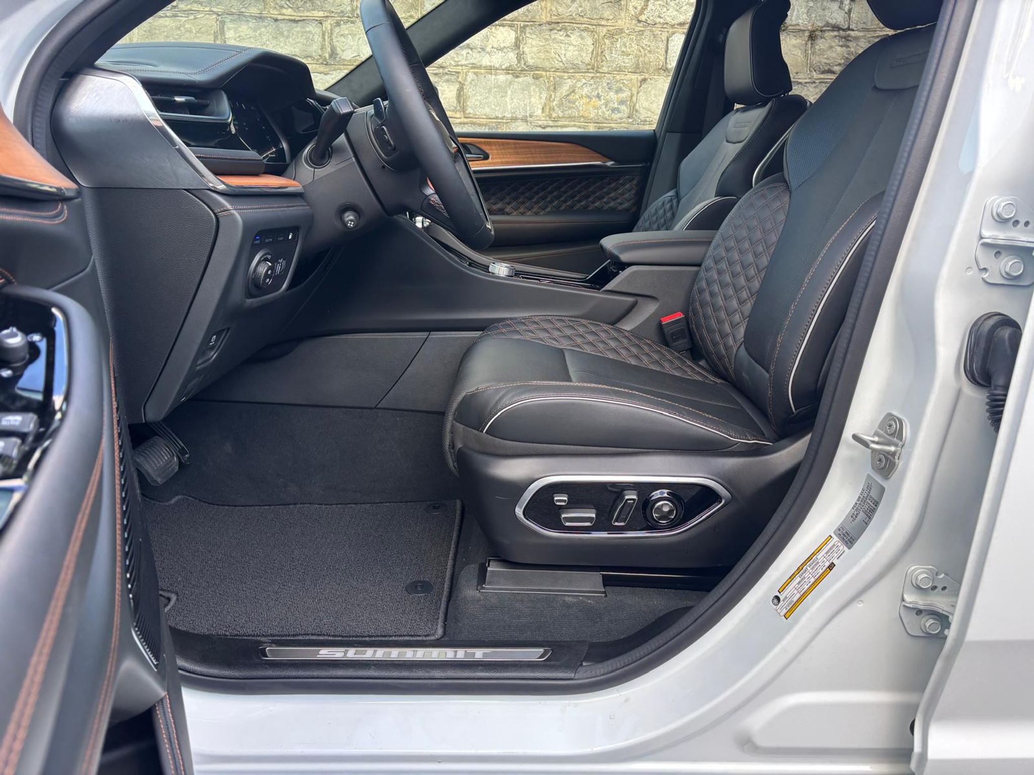 listing desktop thumbnail image 4