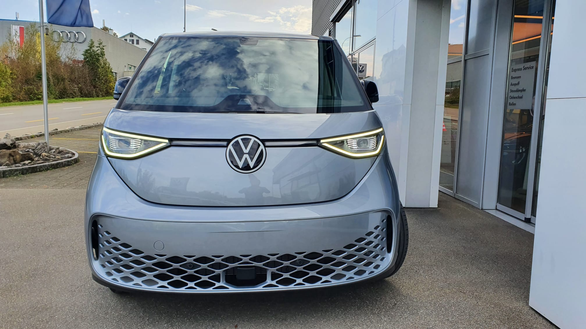 listing desktop thumbnail image 2