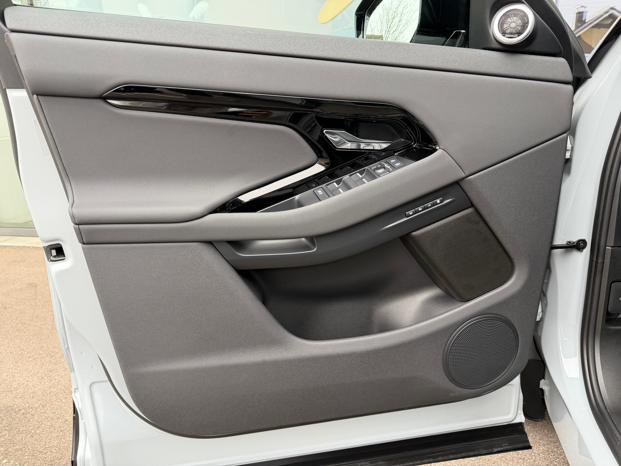 listing desktop thumbnail image 12