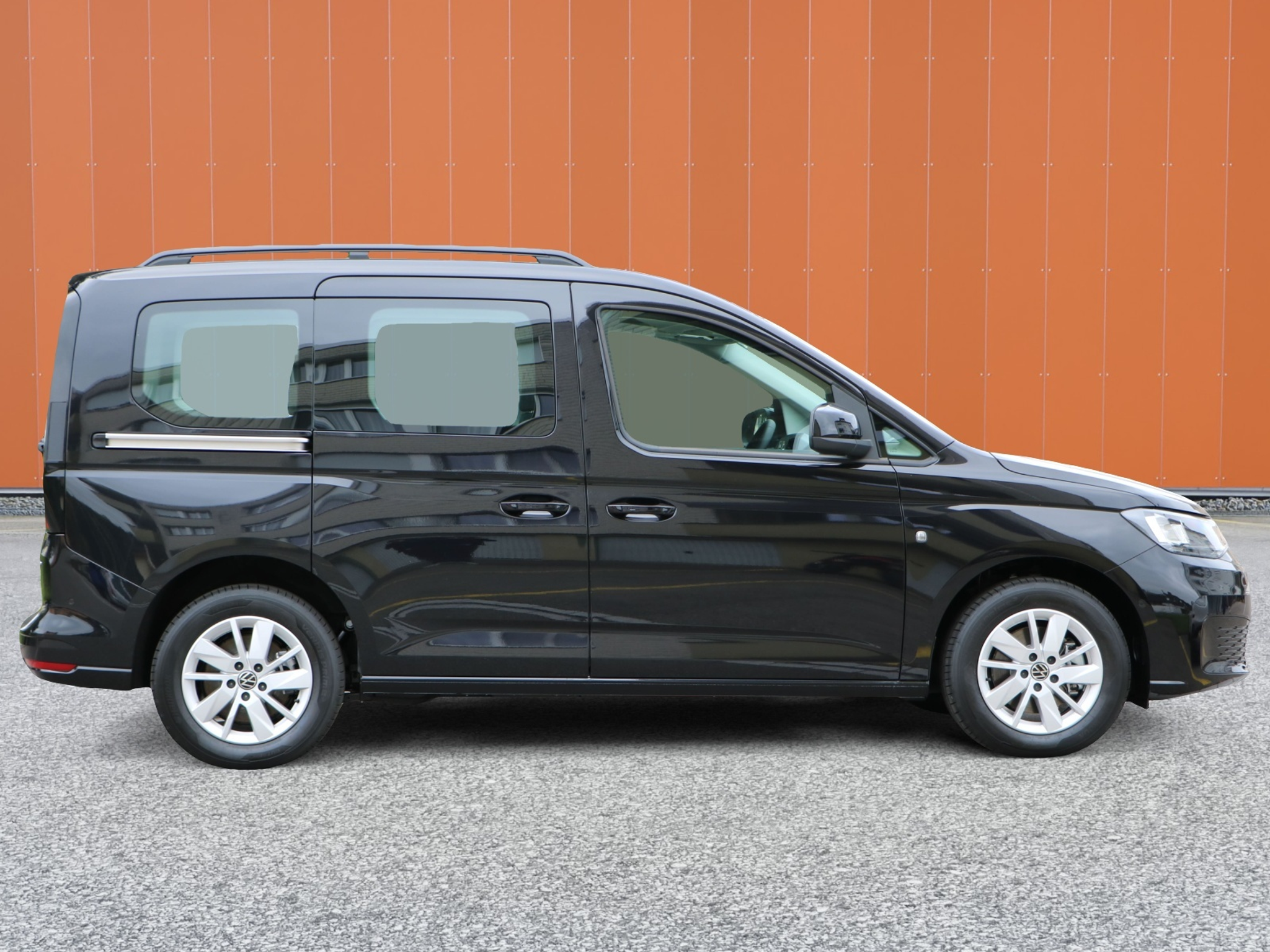 listing desktop thumbnail image 3