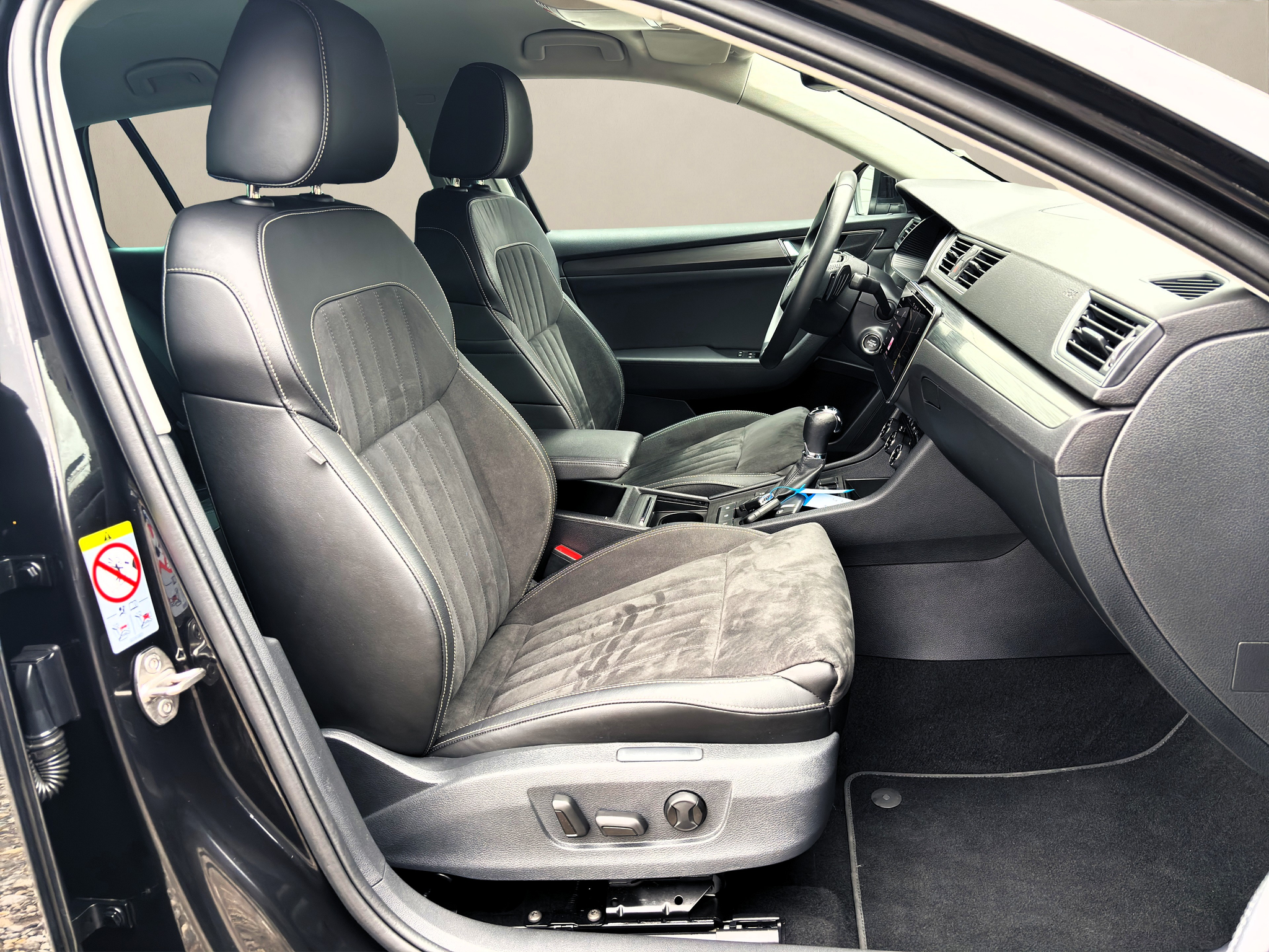 listing desktop thumbnail image 9