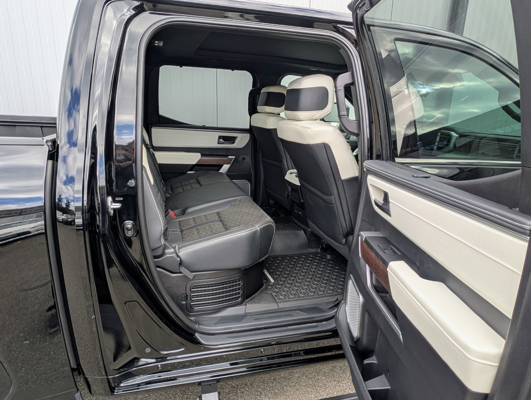 listing desktop thumbnail image 16