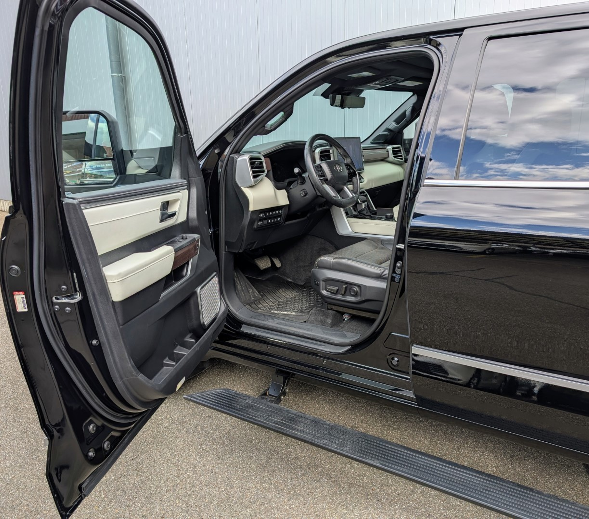 listing desktop thumbnail image 1