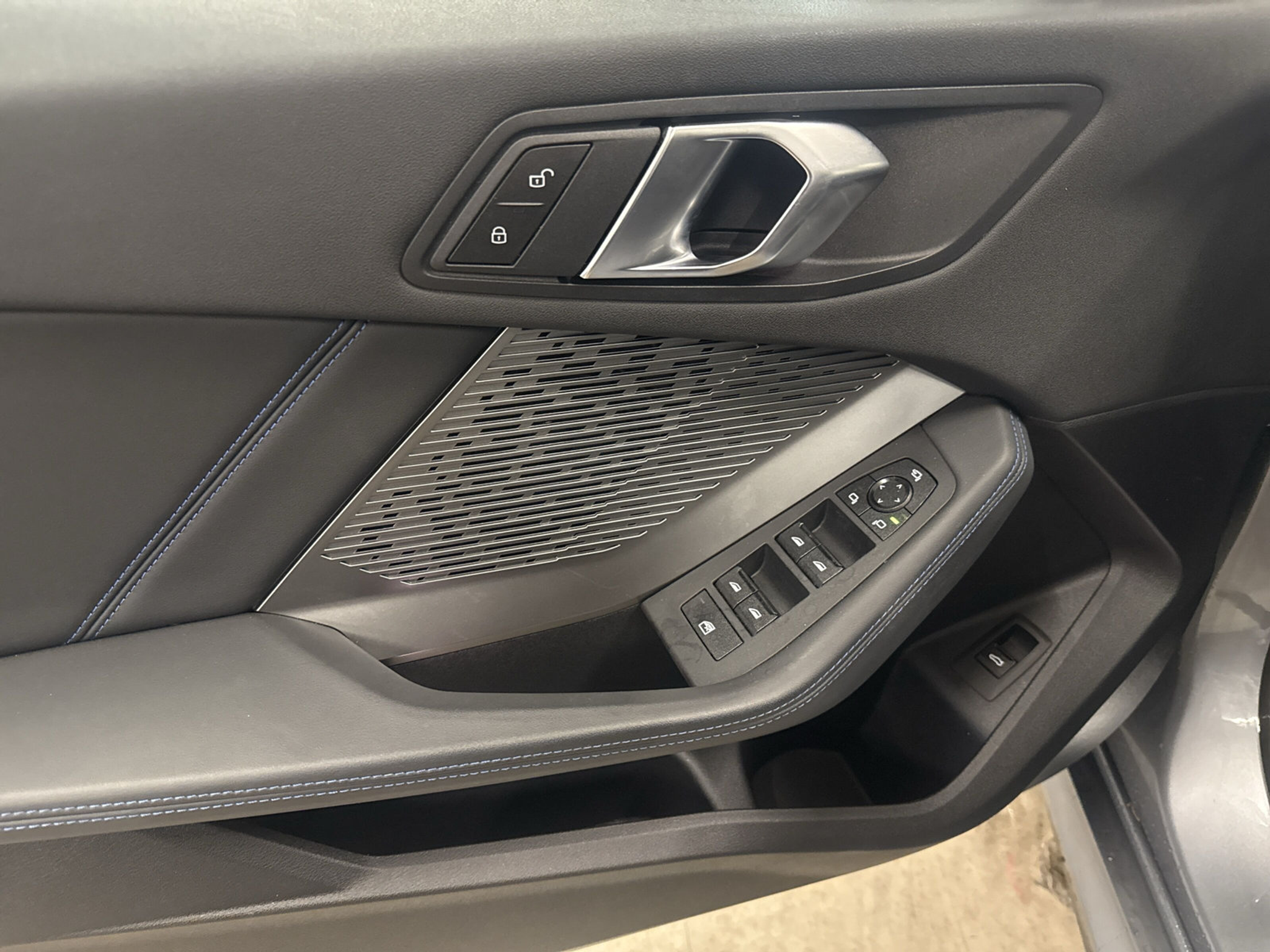 listing desktop thumbnail image 16