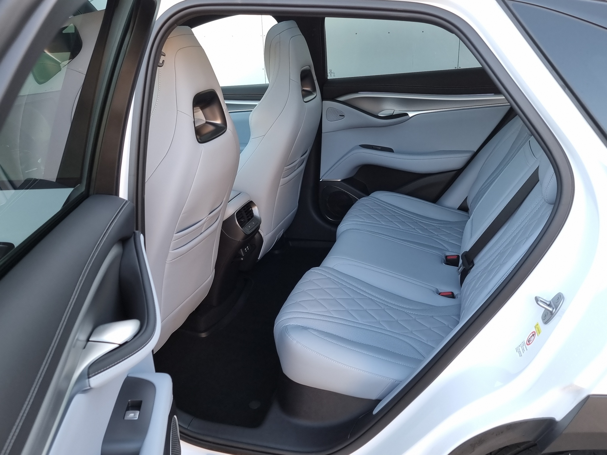 listing desktop thumbnail image 14