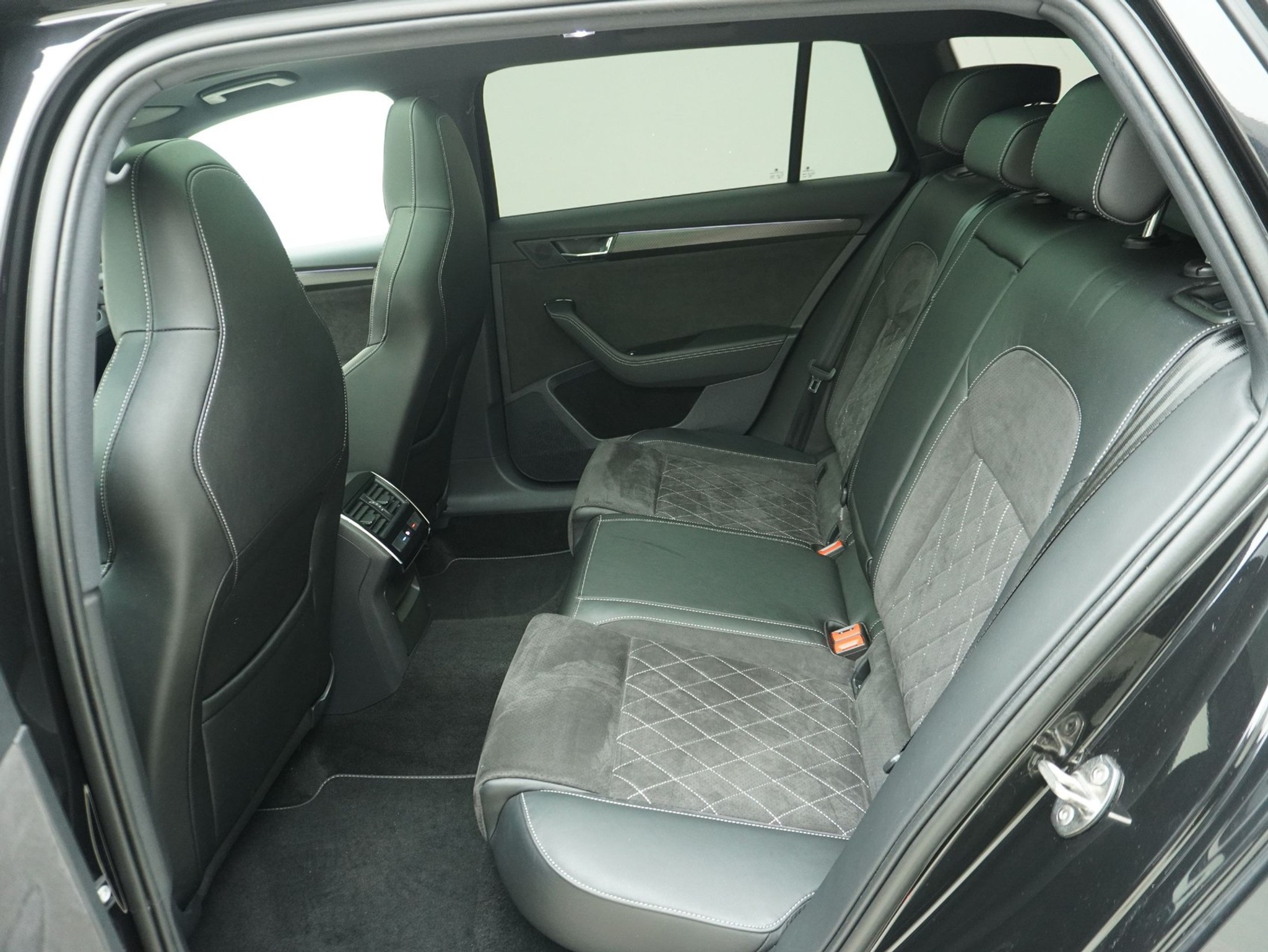 listing desktop thumbnail image 9