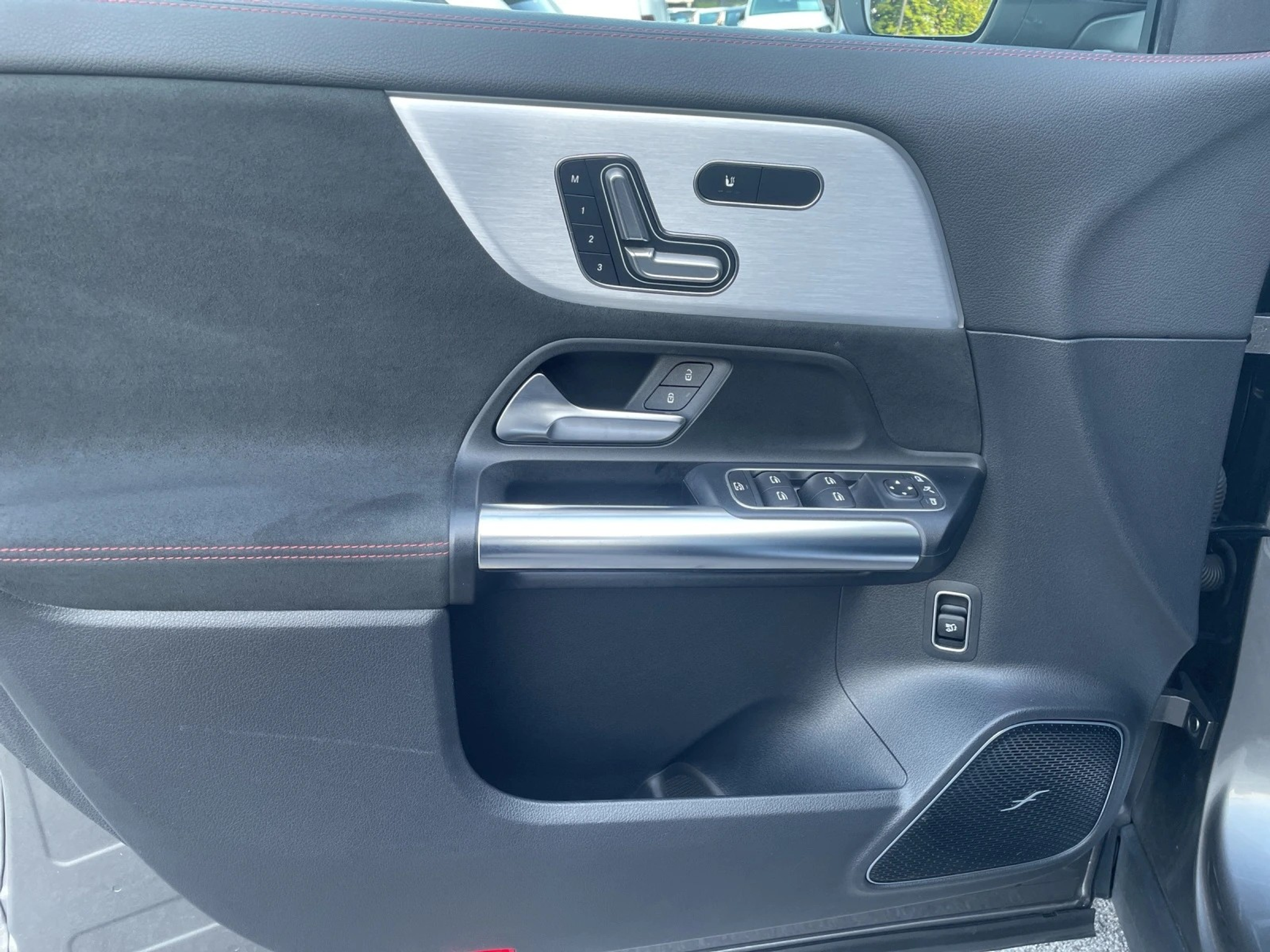 listing desktop thumbnail image 12