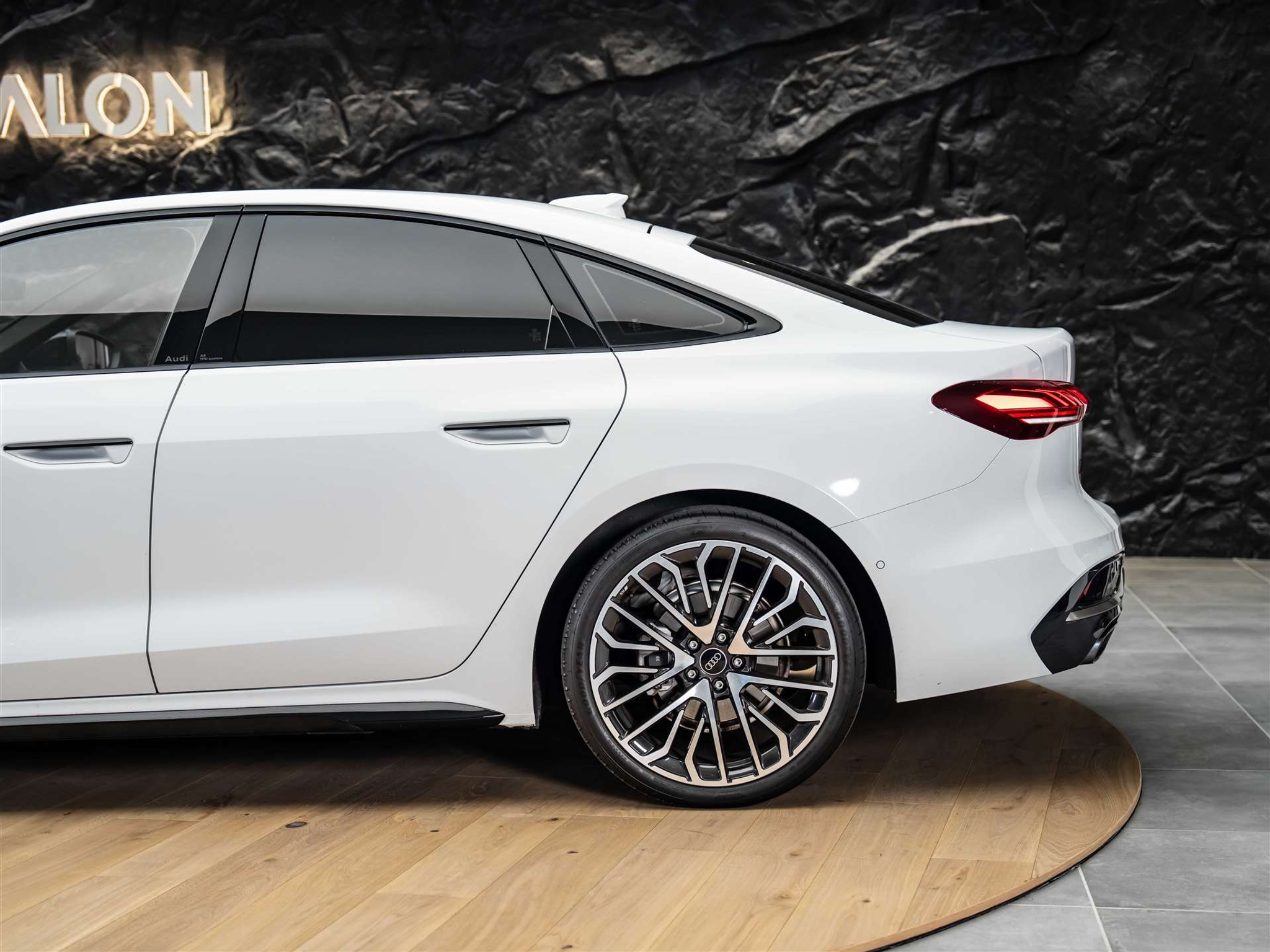 listing desktop thumbnail image 19