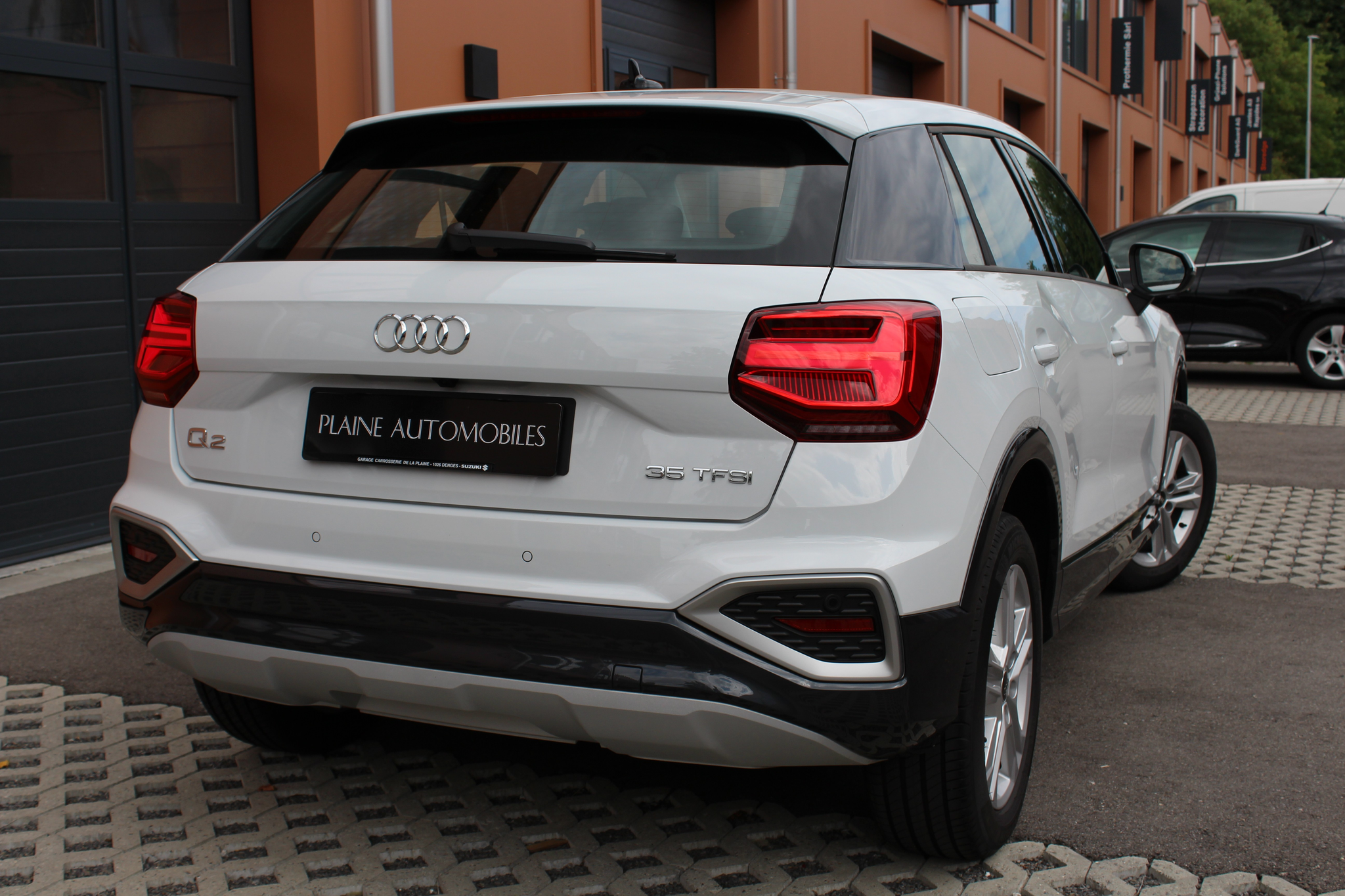 listing desktop thumbnail image 4