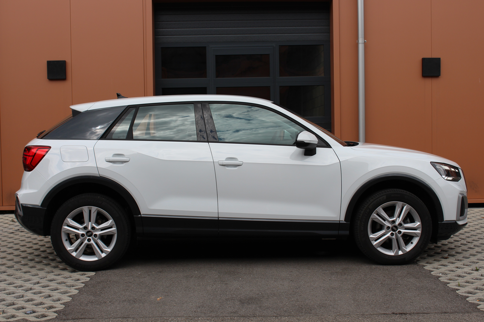 listing desktop thumbnail image 3