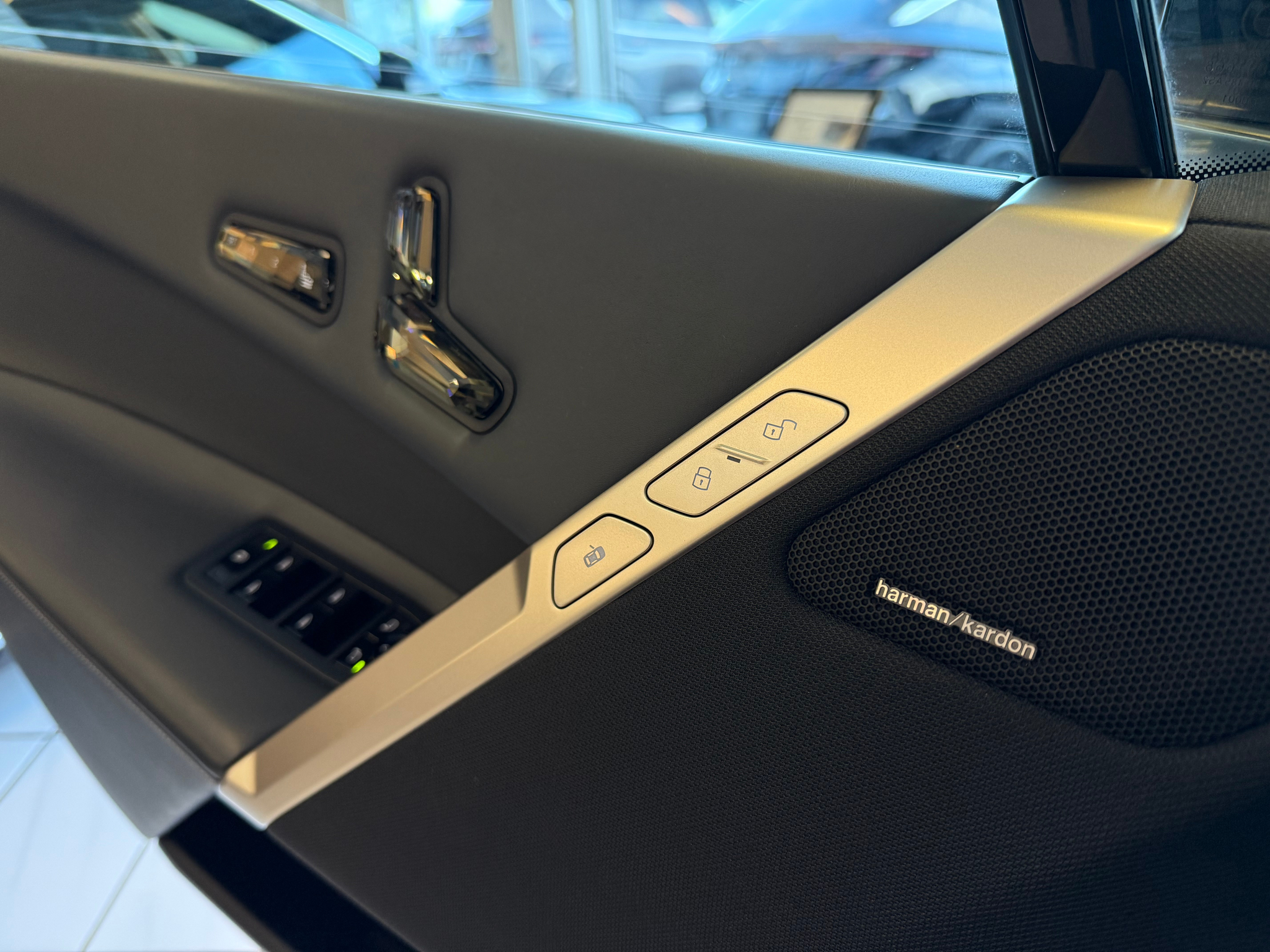 listing desktop thumbnail image 18