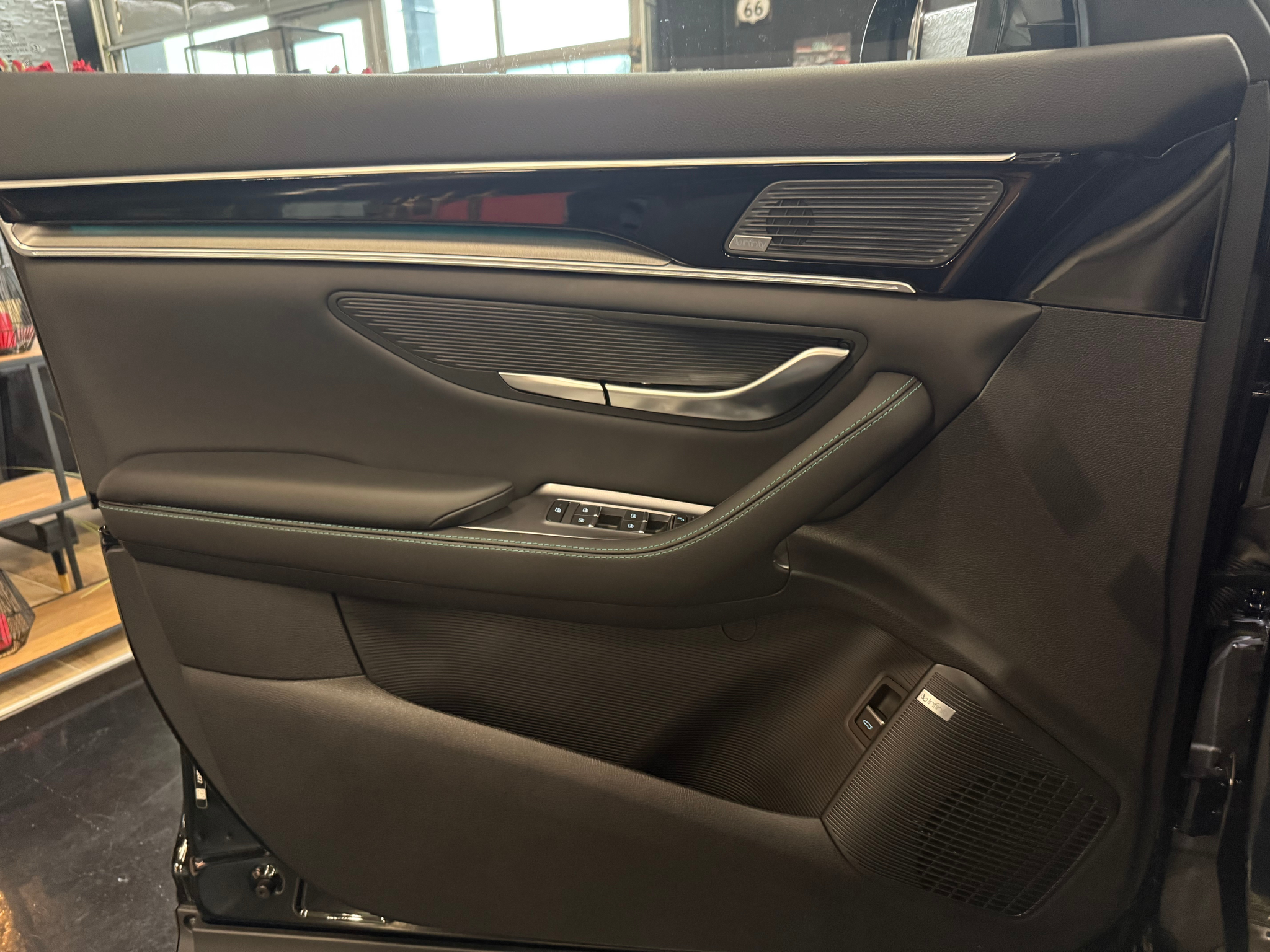 listing desktop thumbnail image 16