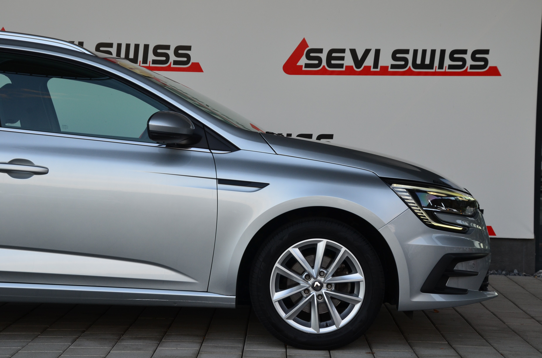 listing desktop thumbnail image 2