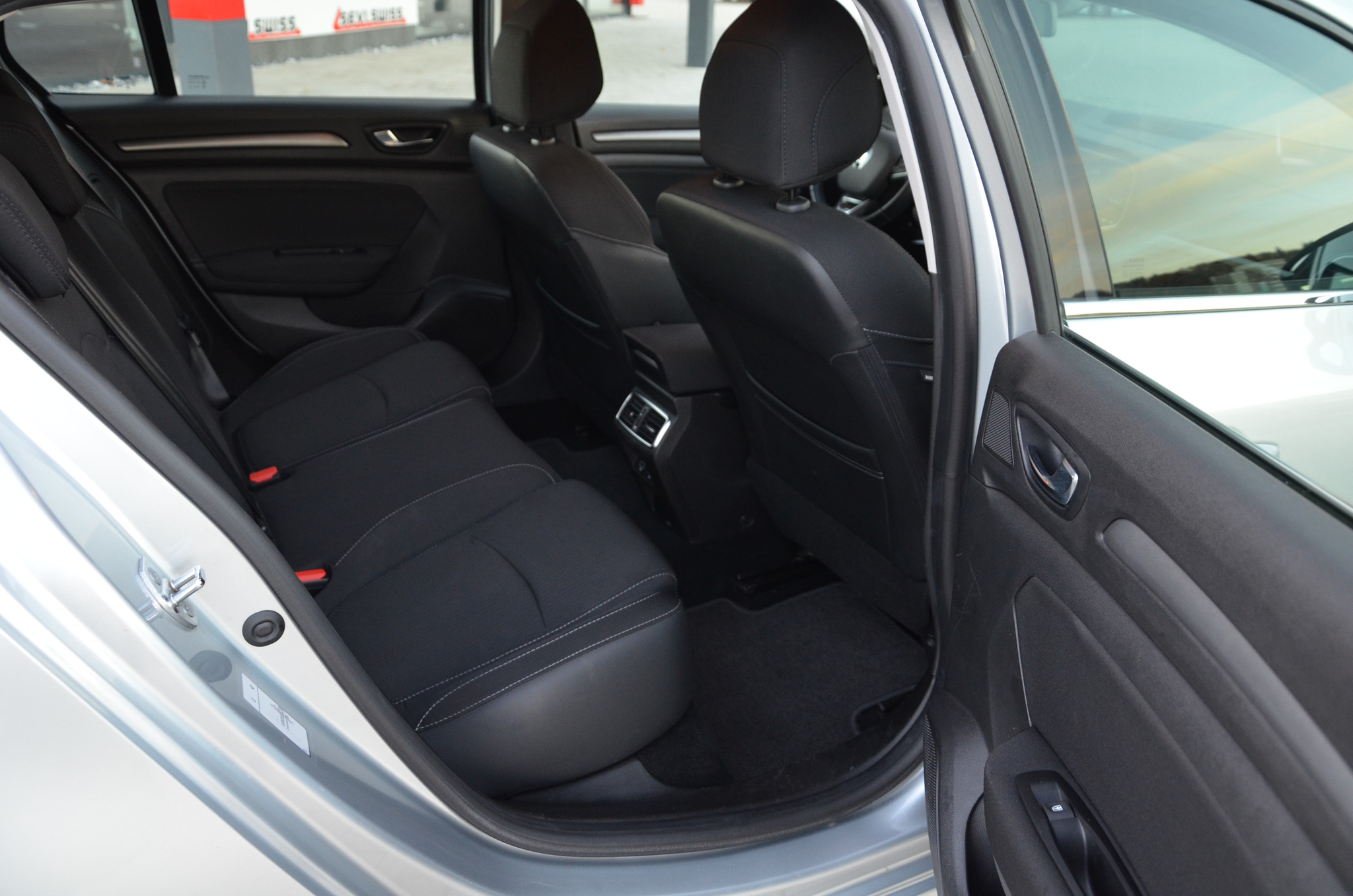 listing desktop thumbnail image 18