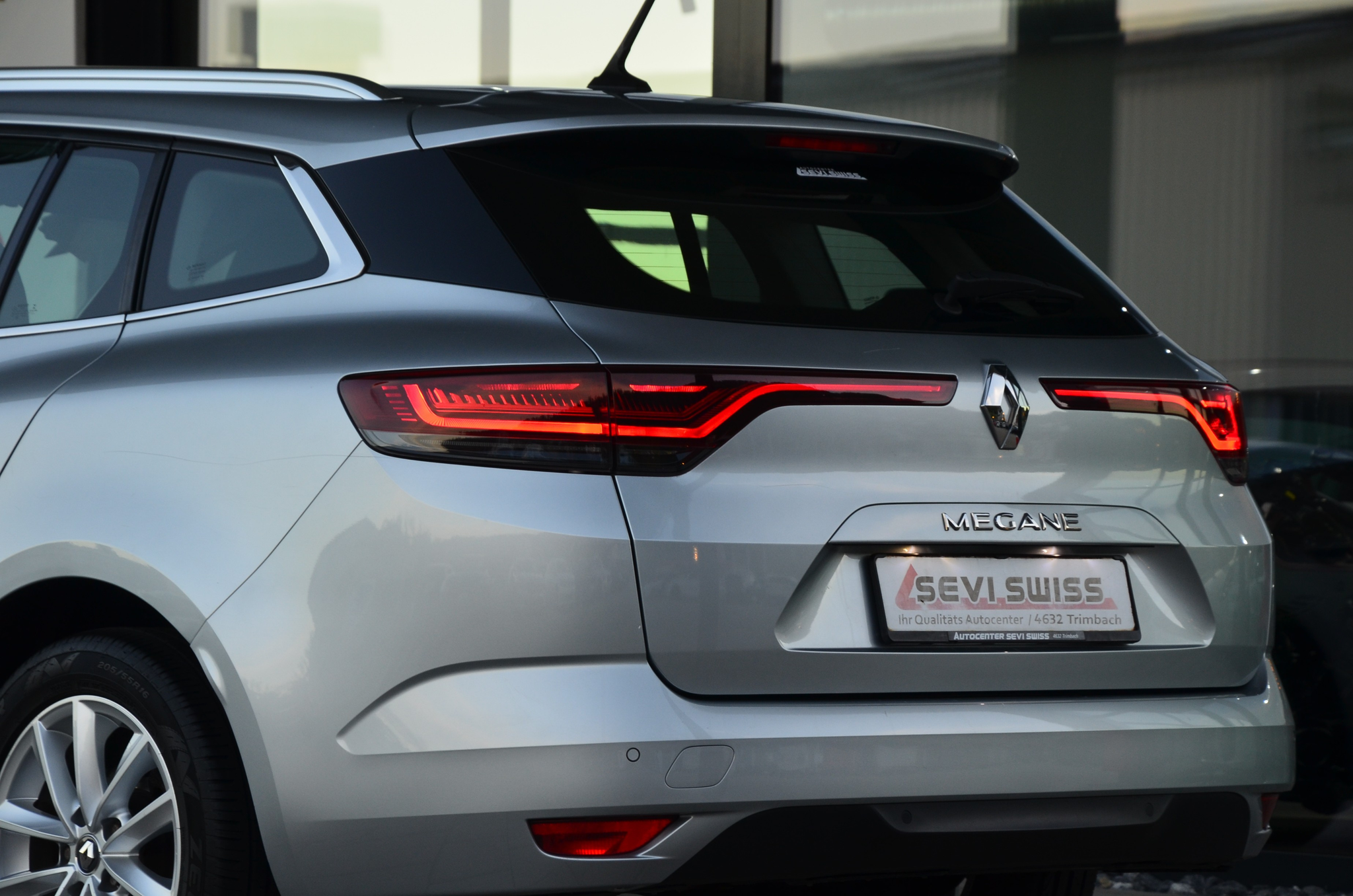 listing desktop thumbnail image 7