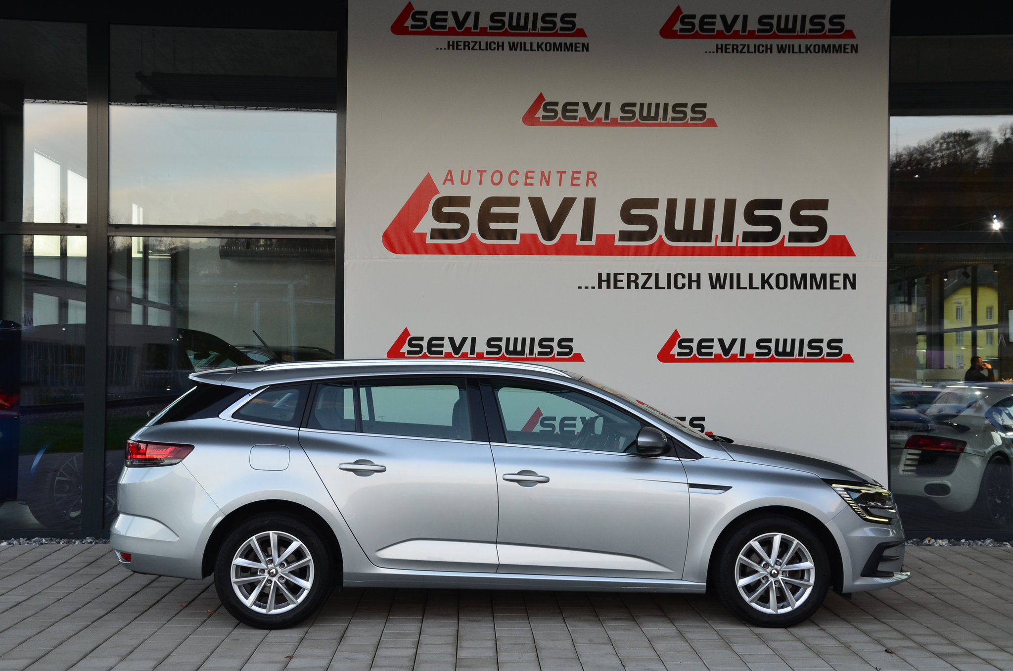 listing desktop thumbnail image 3