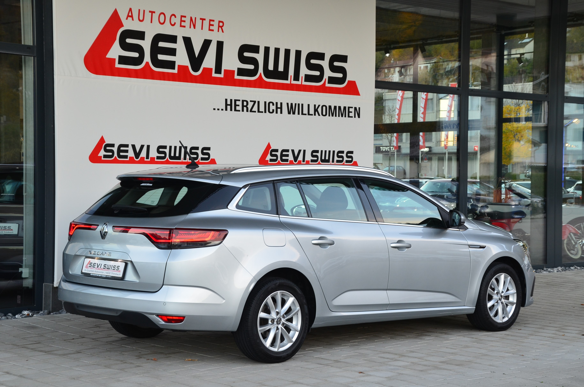 listing desktop thumbnail image 4