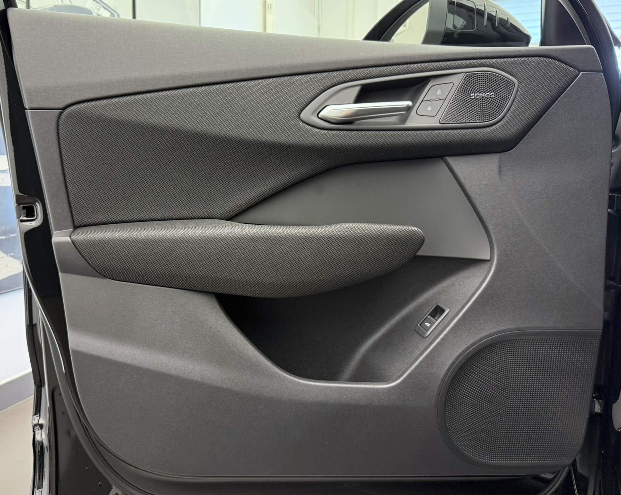 listing desktop thumbnail image 3