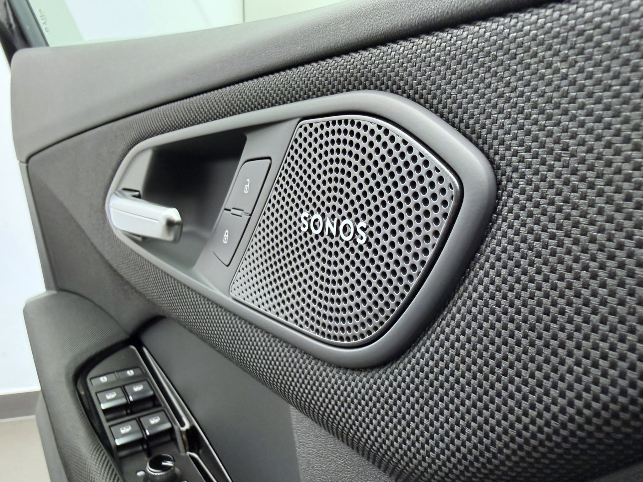 listing desktop thumbnail image 4