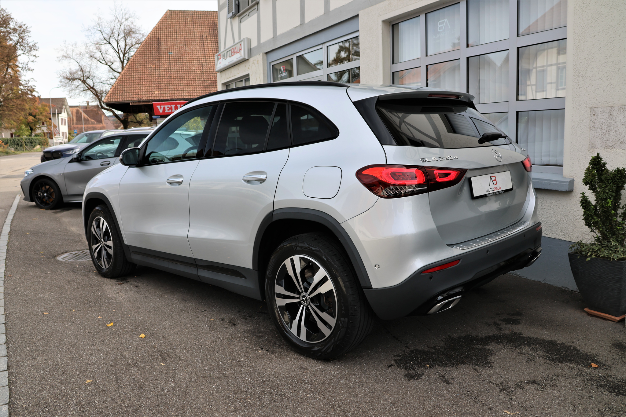 listing desktop thumbnail image 4