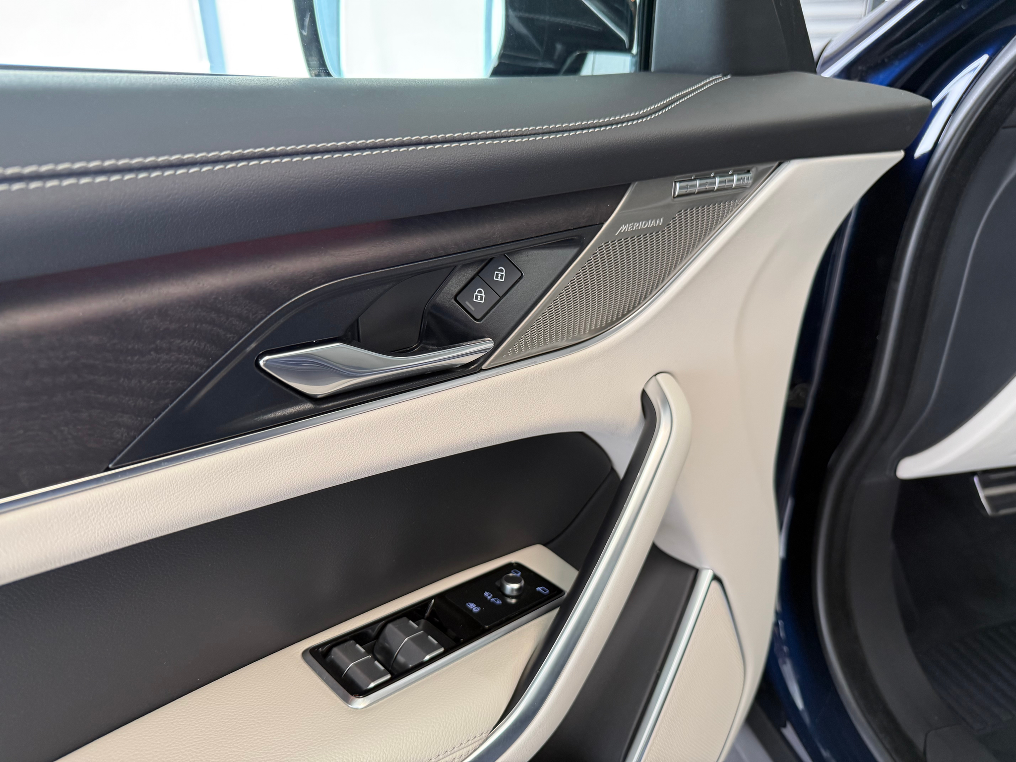 listing desktop thumbnail image 16