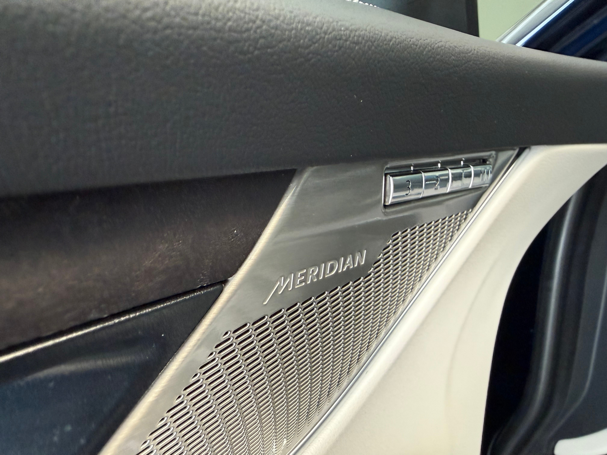 listing desktop thumbnail image 17