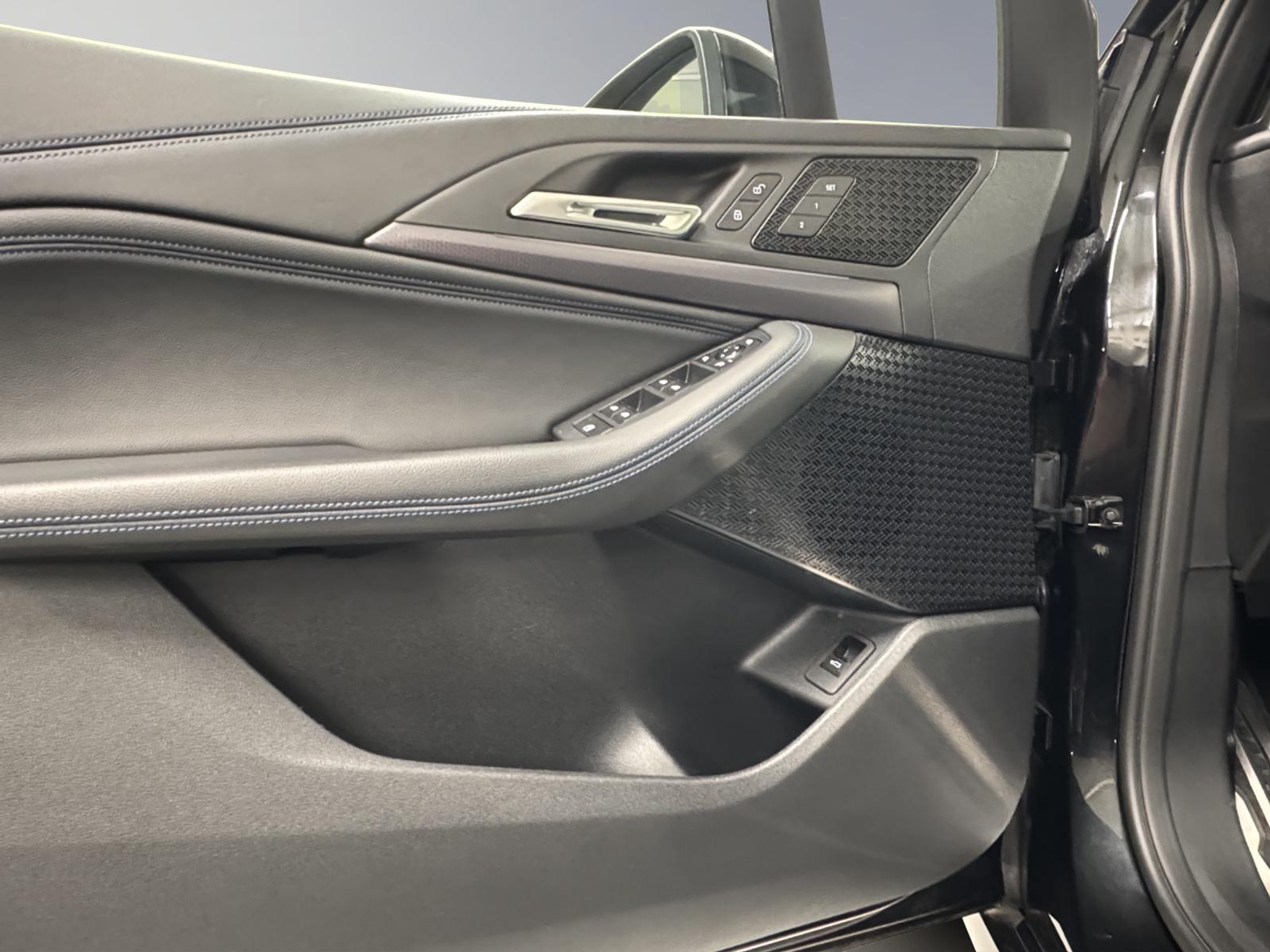 listing desktop thumbnail image 12