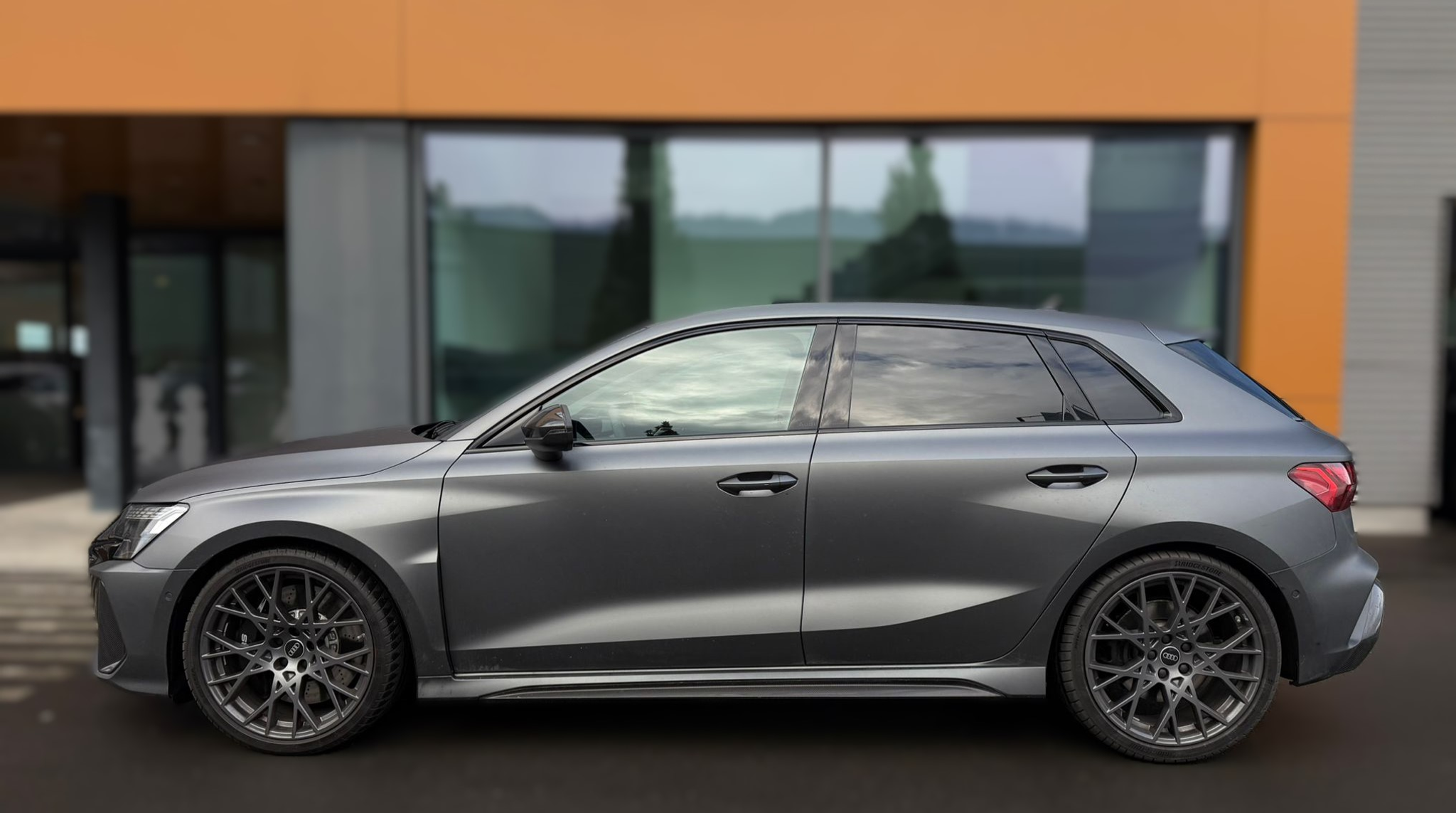 listing desktop thumbnail image 6