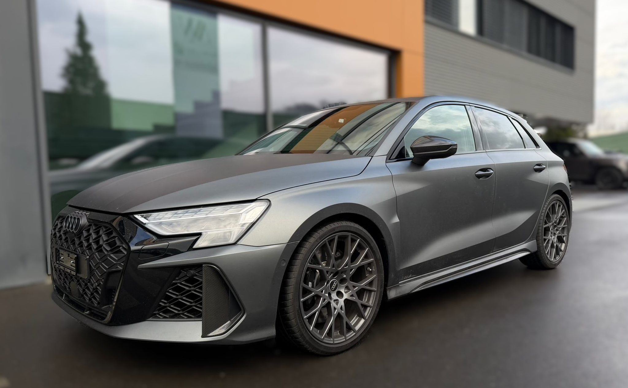 listing desktop thumbnail image 3