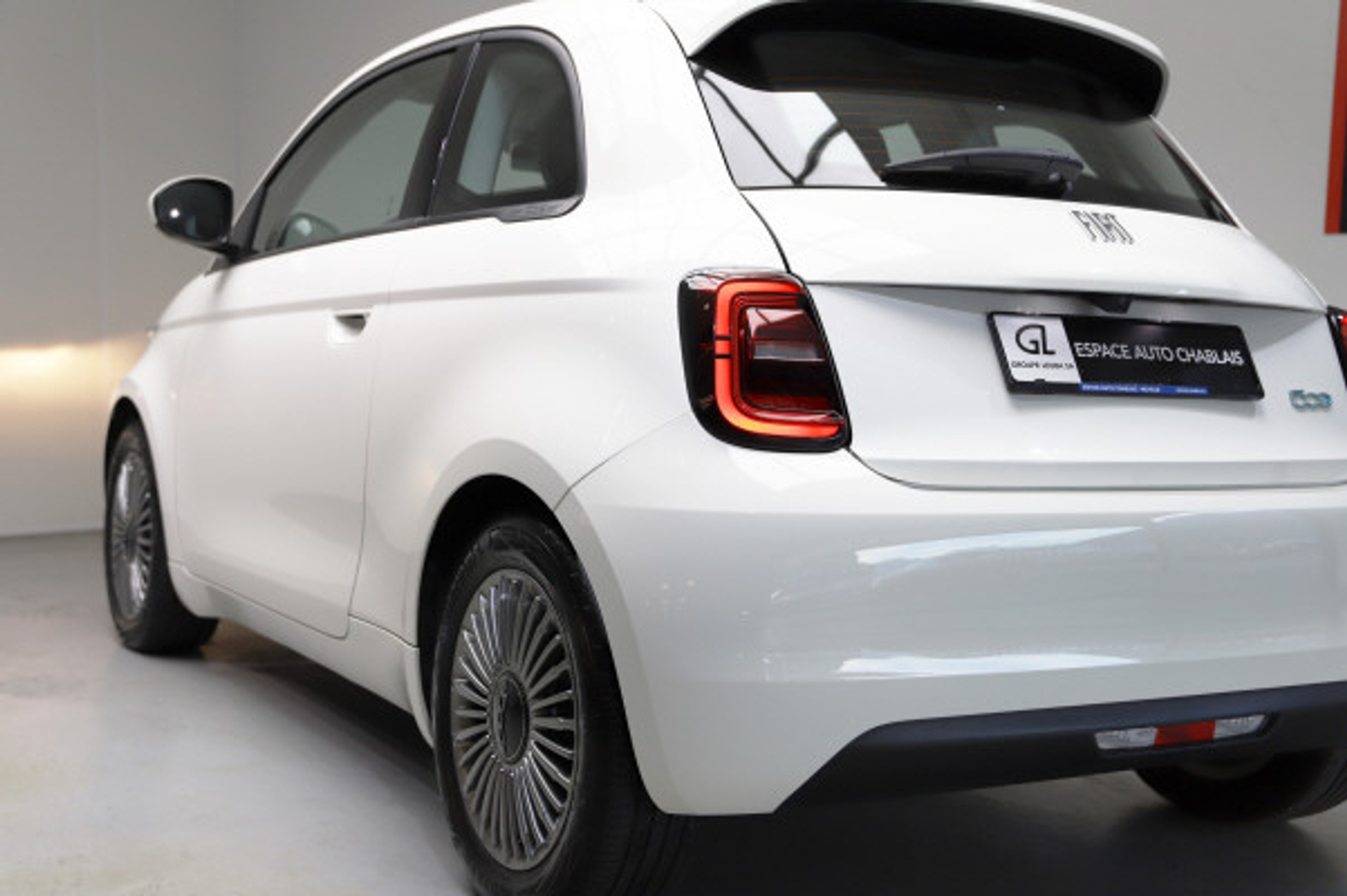 listing desktop thumbnail image 3