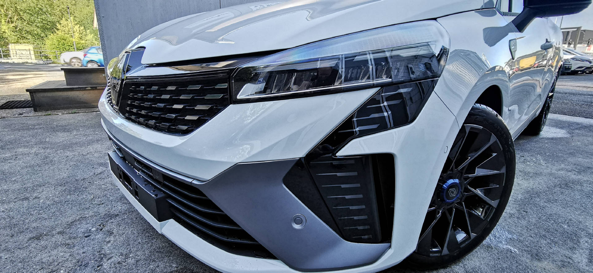 listing desktop thumbnail image 3