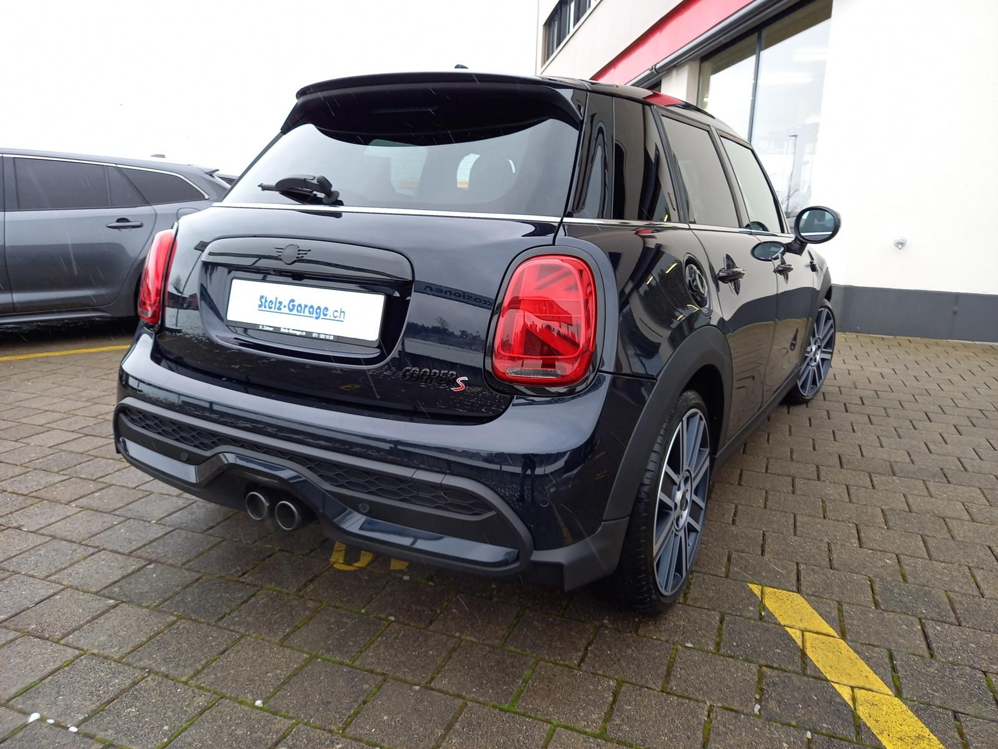 listing desktop thumbnail image 1