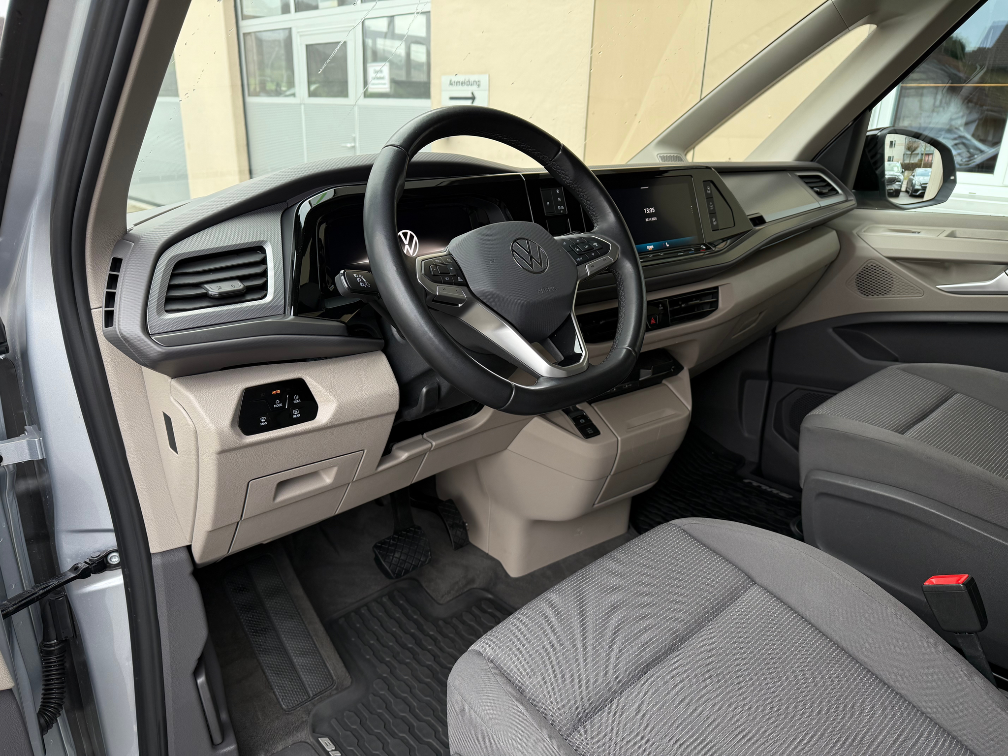 listing desktop thumbnail image 9